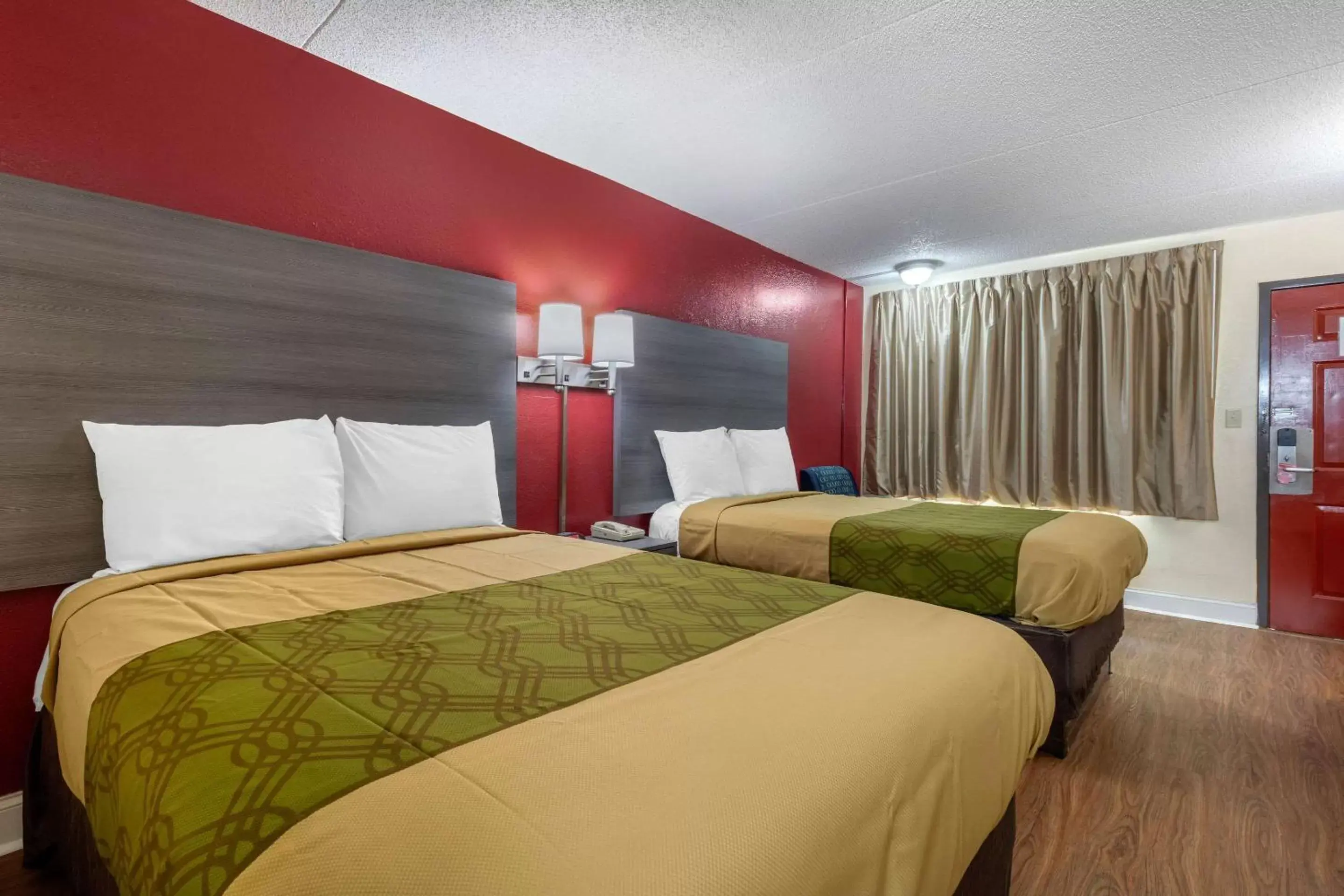 Photo of the whole room, Bed in Econo Lodge Chattanooga