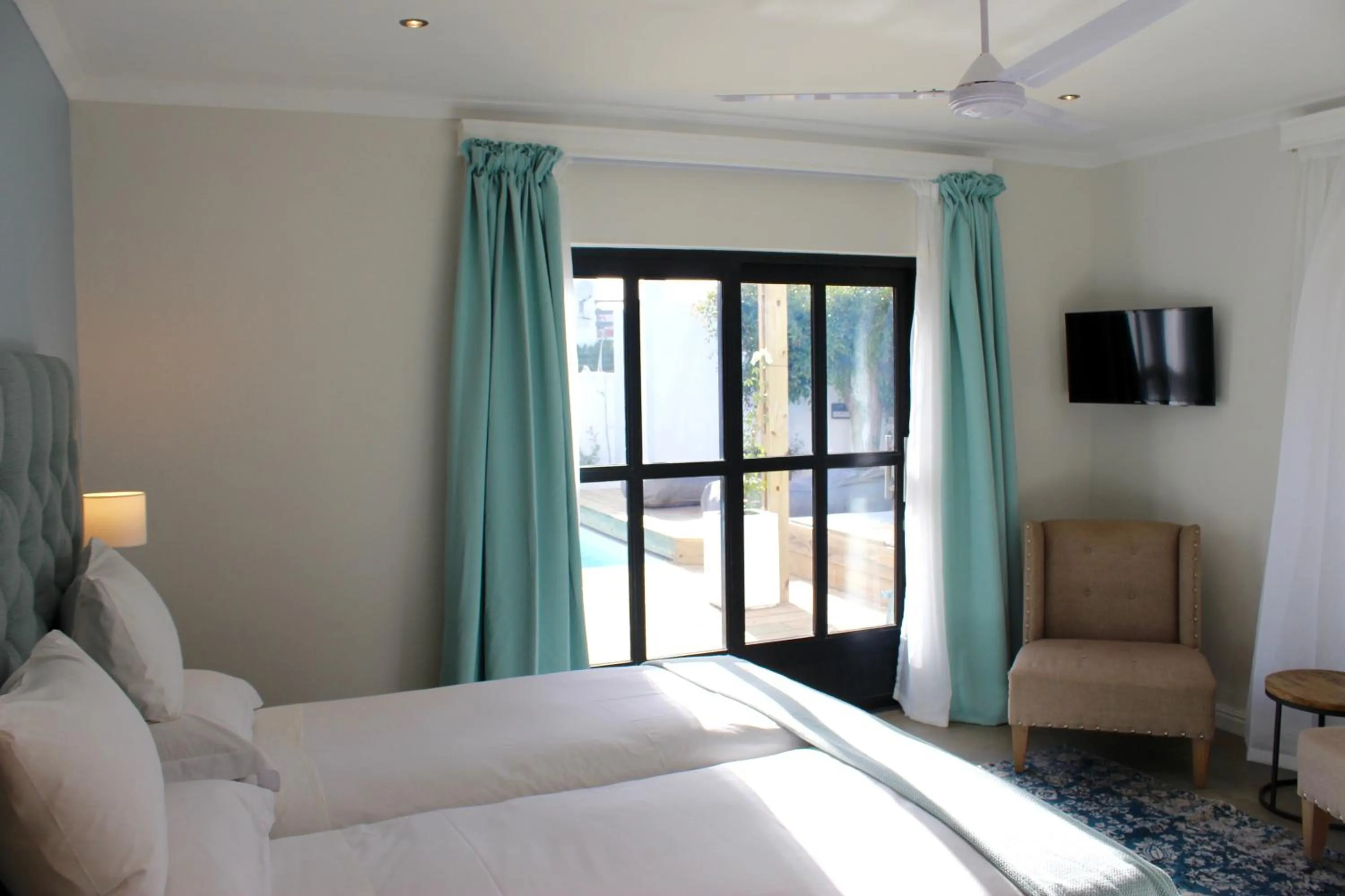 Photo of the whole room, Bed in Whale Rock Luxury Lodge