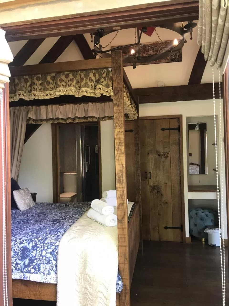 Bed in The Chequers Inn