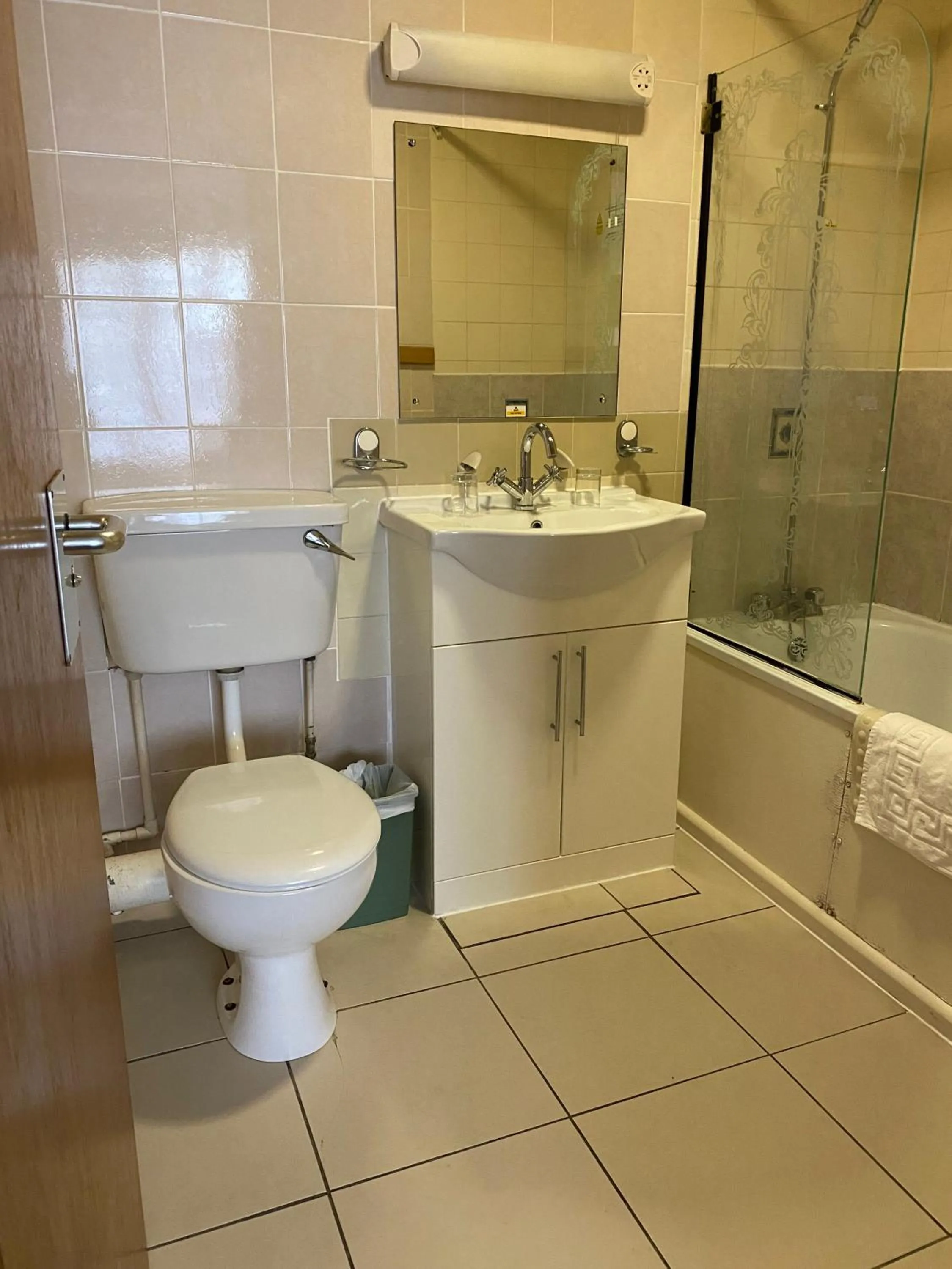 Bathroom in Cardiff Sandringham Hotel