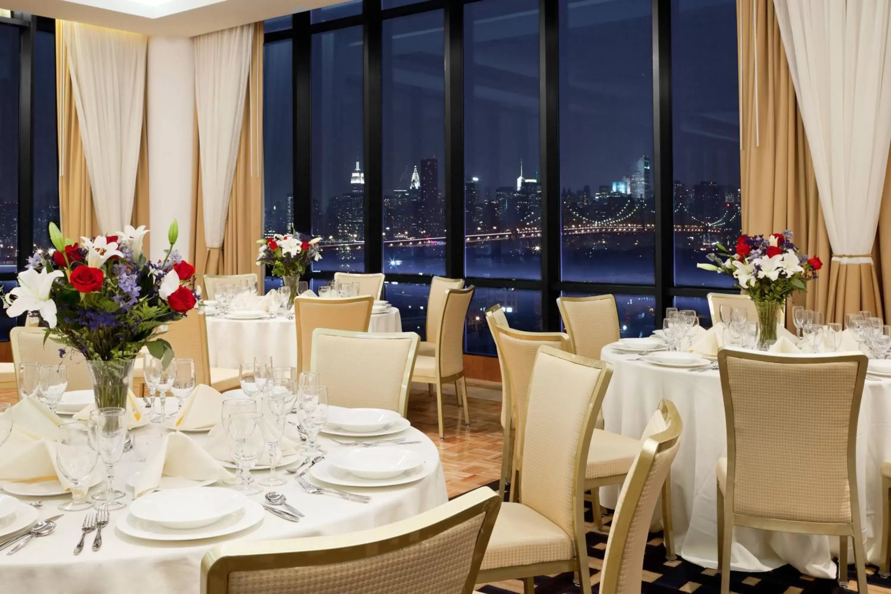 Meeting/conference room, Restaurant/Places to Eat in Vista LIC Hotel, Premier Collection by Best Western