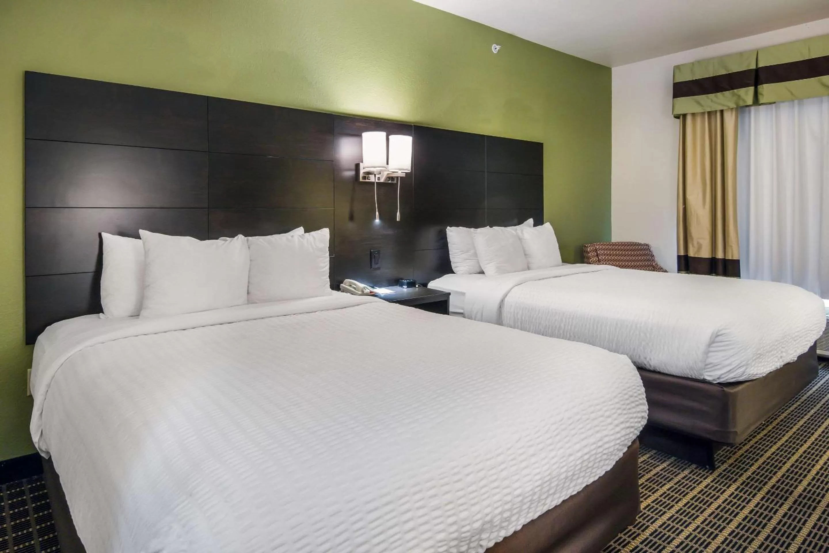 Photo of the whole room, Bed in Clarion Inn & Suites Weatherford South