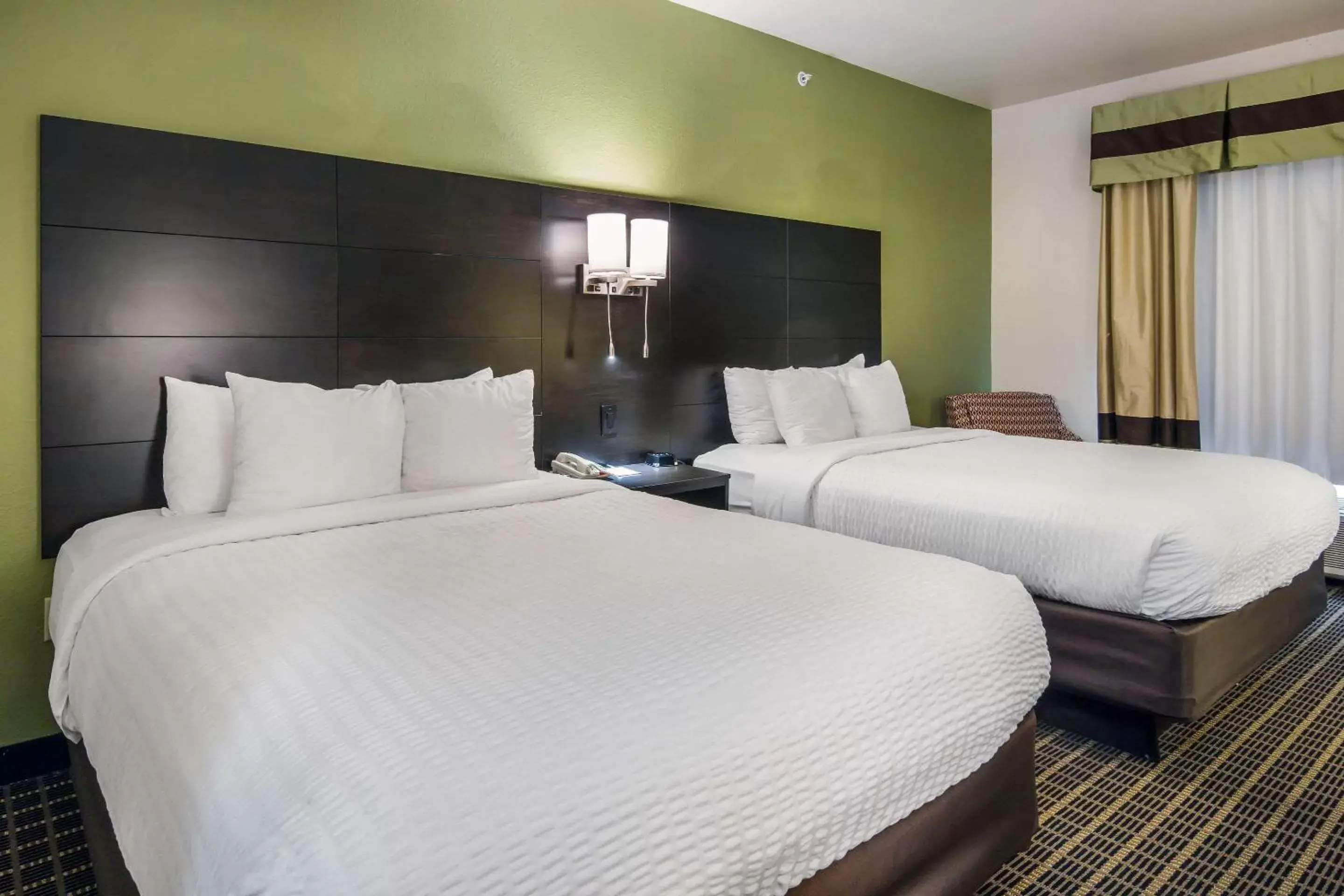 Photo of the whole room, Bed in Clarion Inn and Suites Weatherford