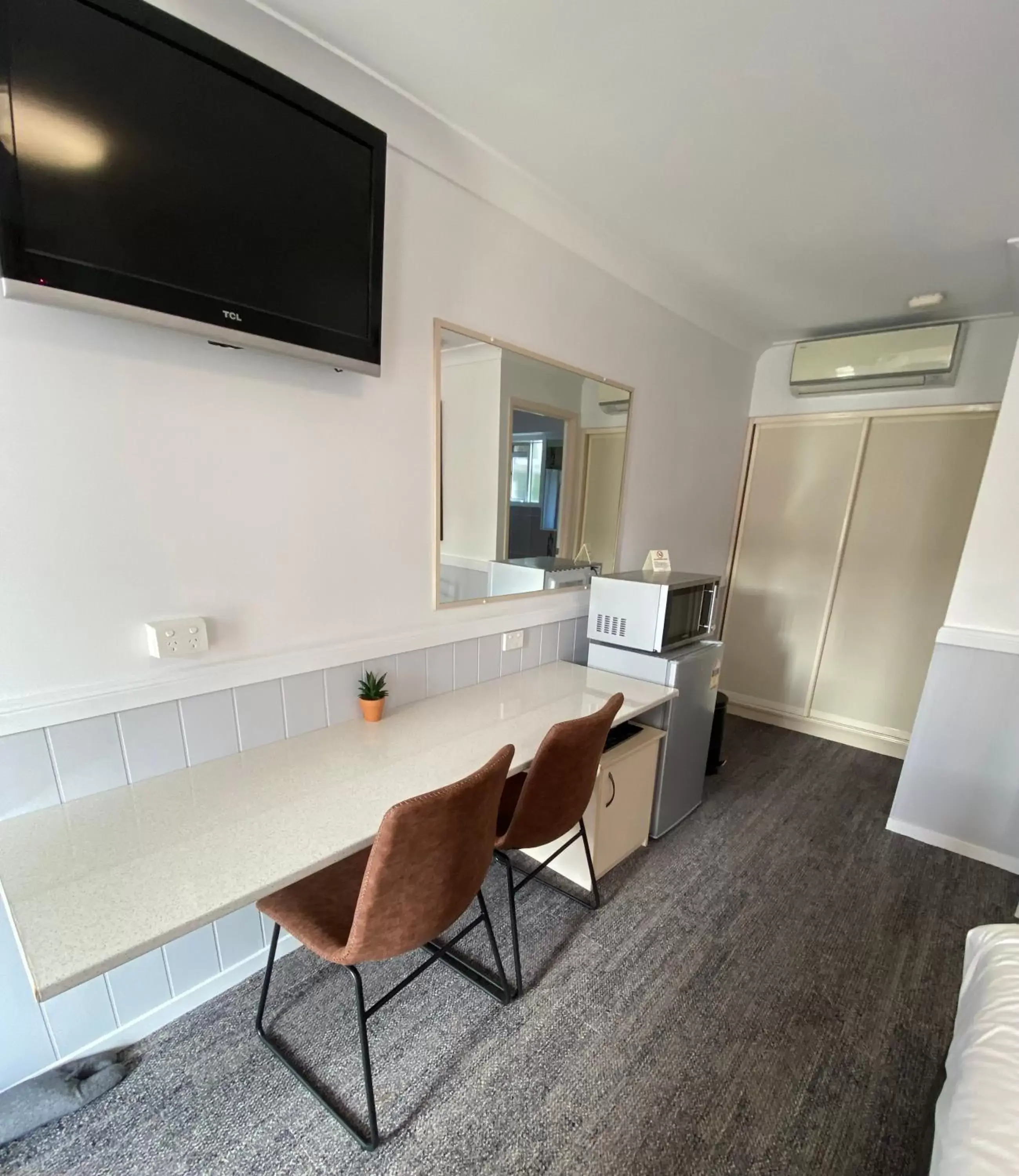 Seating area, TV/Entertainment Center in Centrepoint Midcity Motor Inn