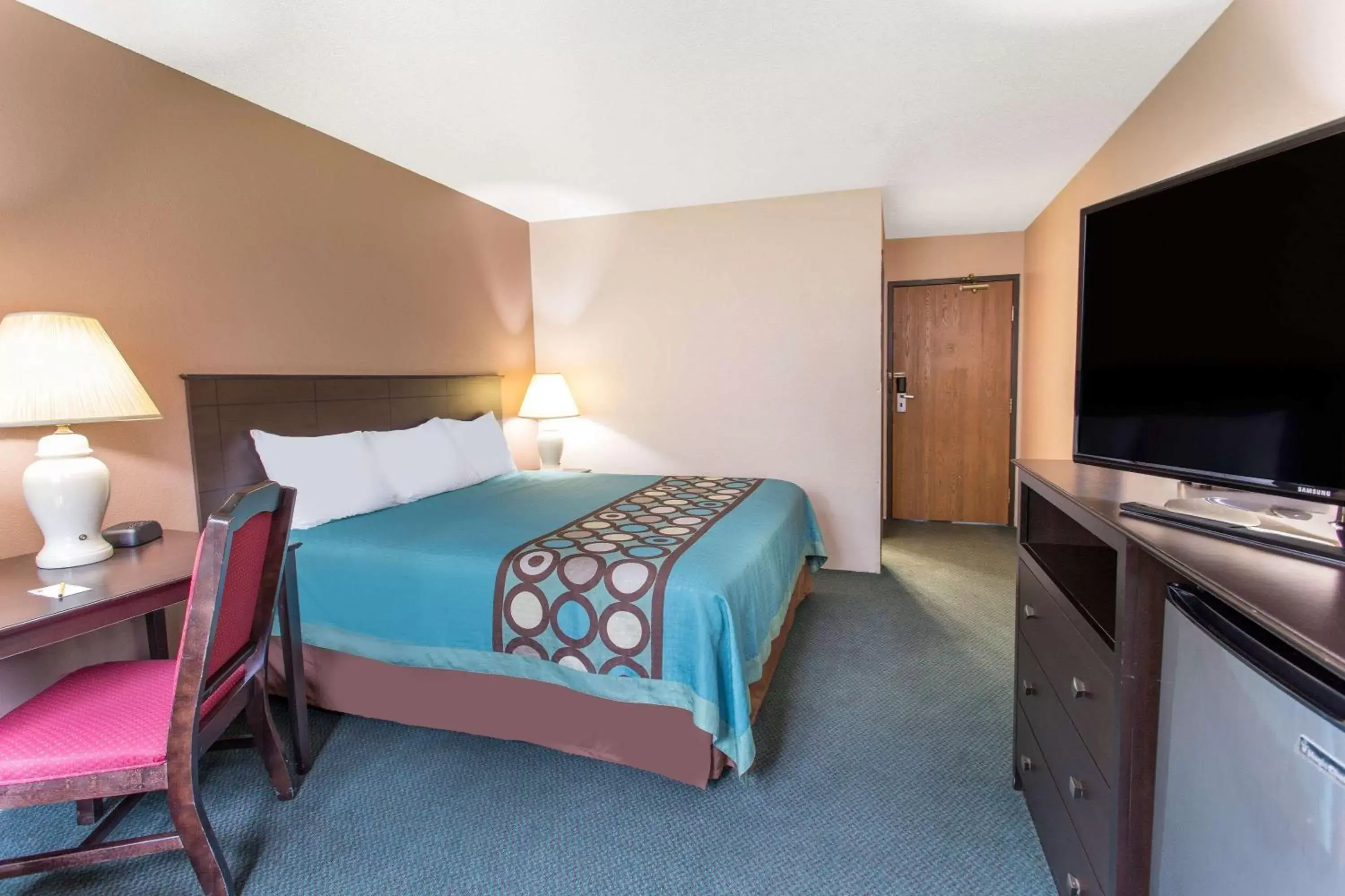 Photo of the whole room, Bed in Super 8 by Wyndham Austin MN
