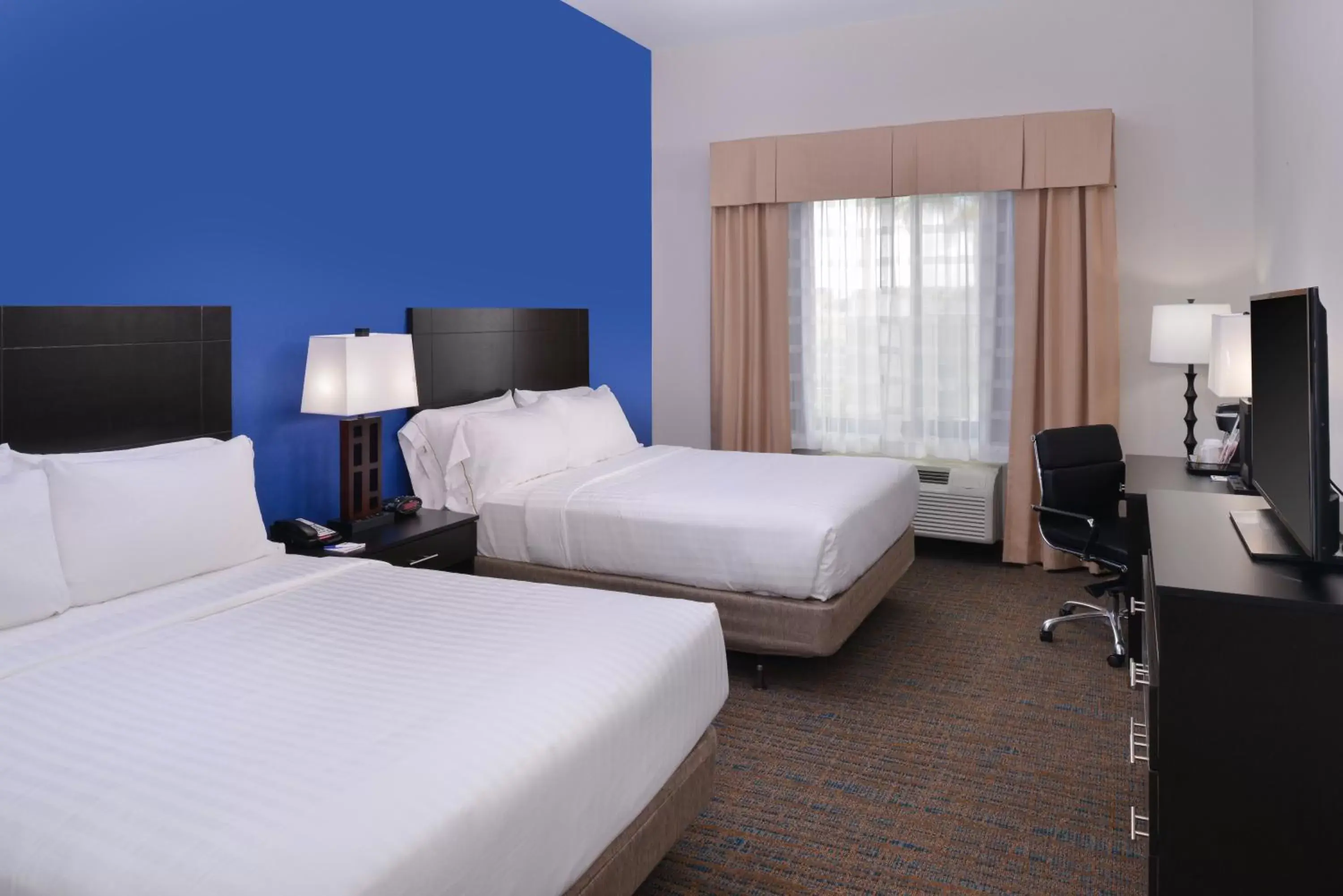 Photo of the whole room, Bed in Holiday Inn Express & Suites Bakersfield Airport, an IHG Hotel