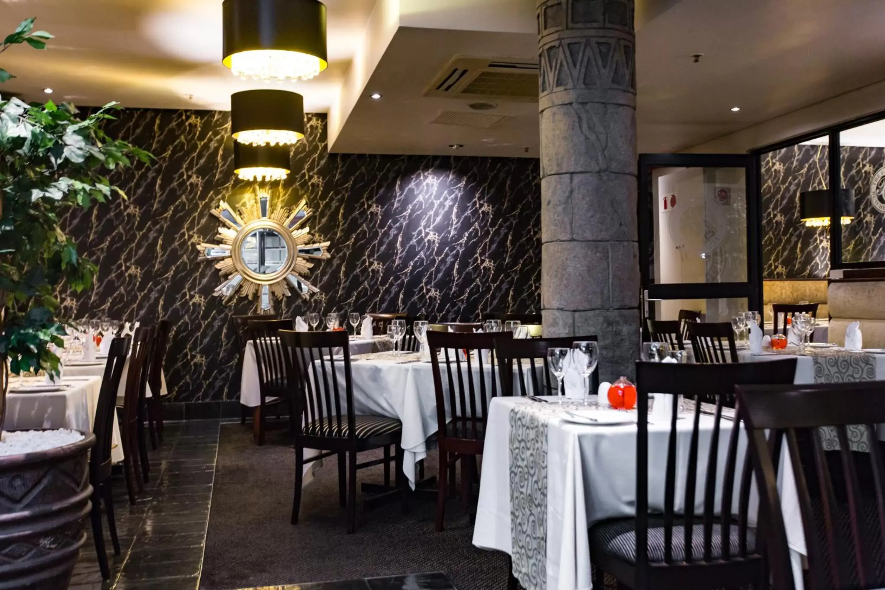 Restaurant/Places to Eat in Cape Town Lodge Hotel
