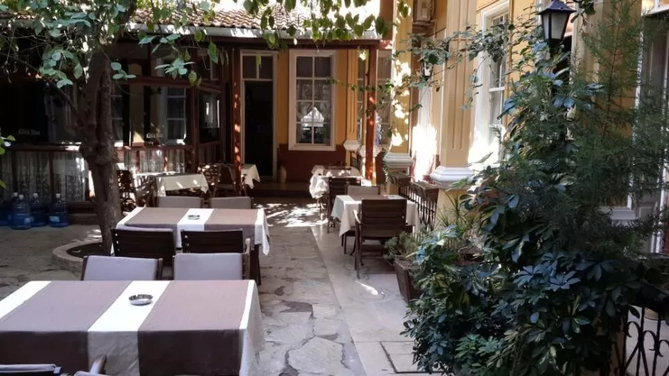 Restaurant/places to eat in Antikhan Hotel