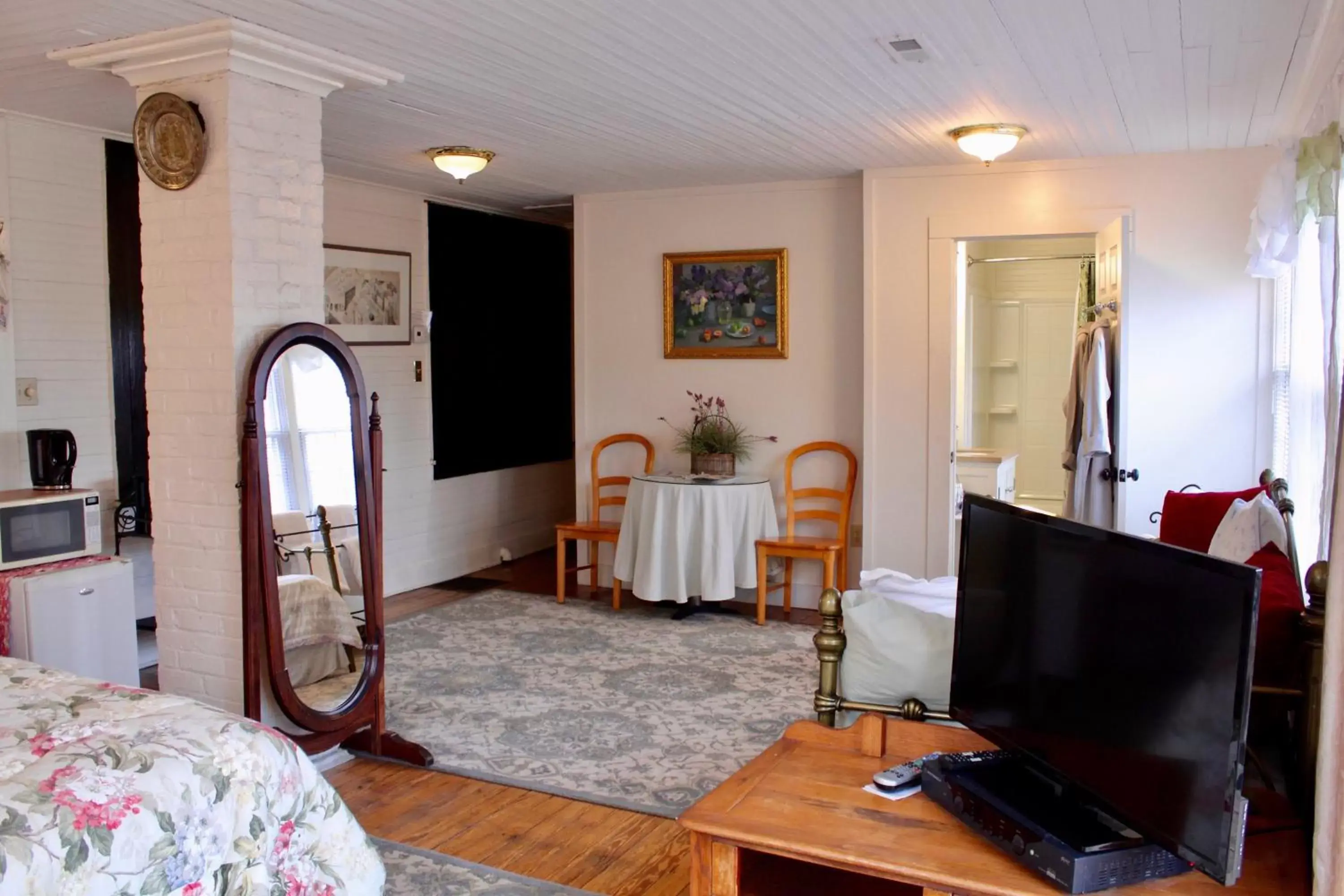 Photo of the whole room, TV/Entertainment Center in Oakland Cottage Bed and Breakfast