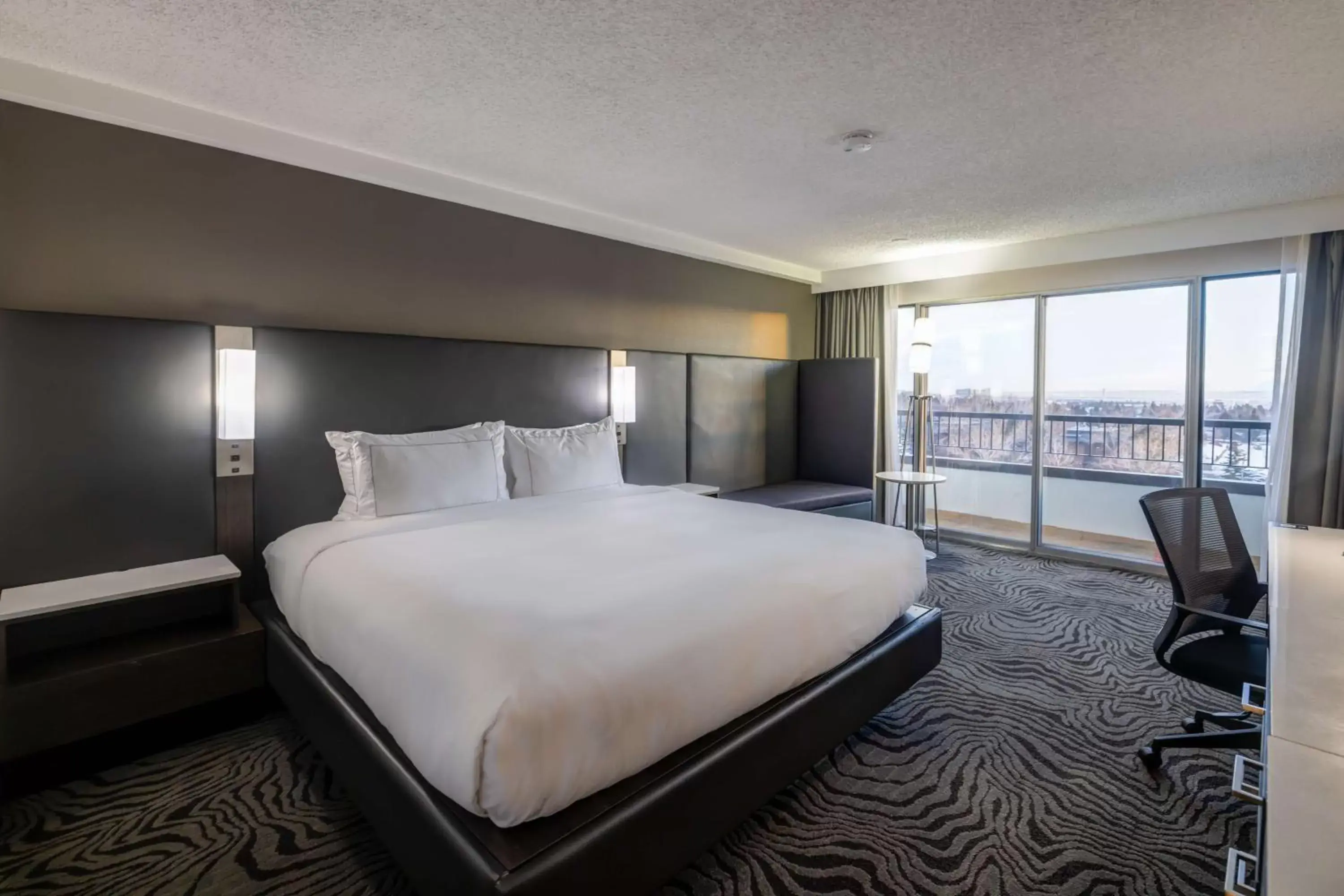 Bed in DoubleTree by Hilton Calgary North Bed in DoubleTree by Hilton Calgary North