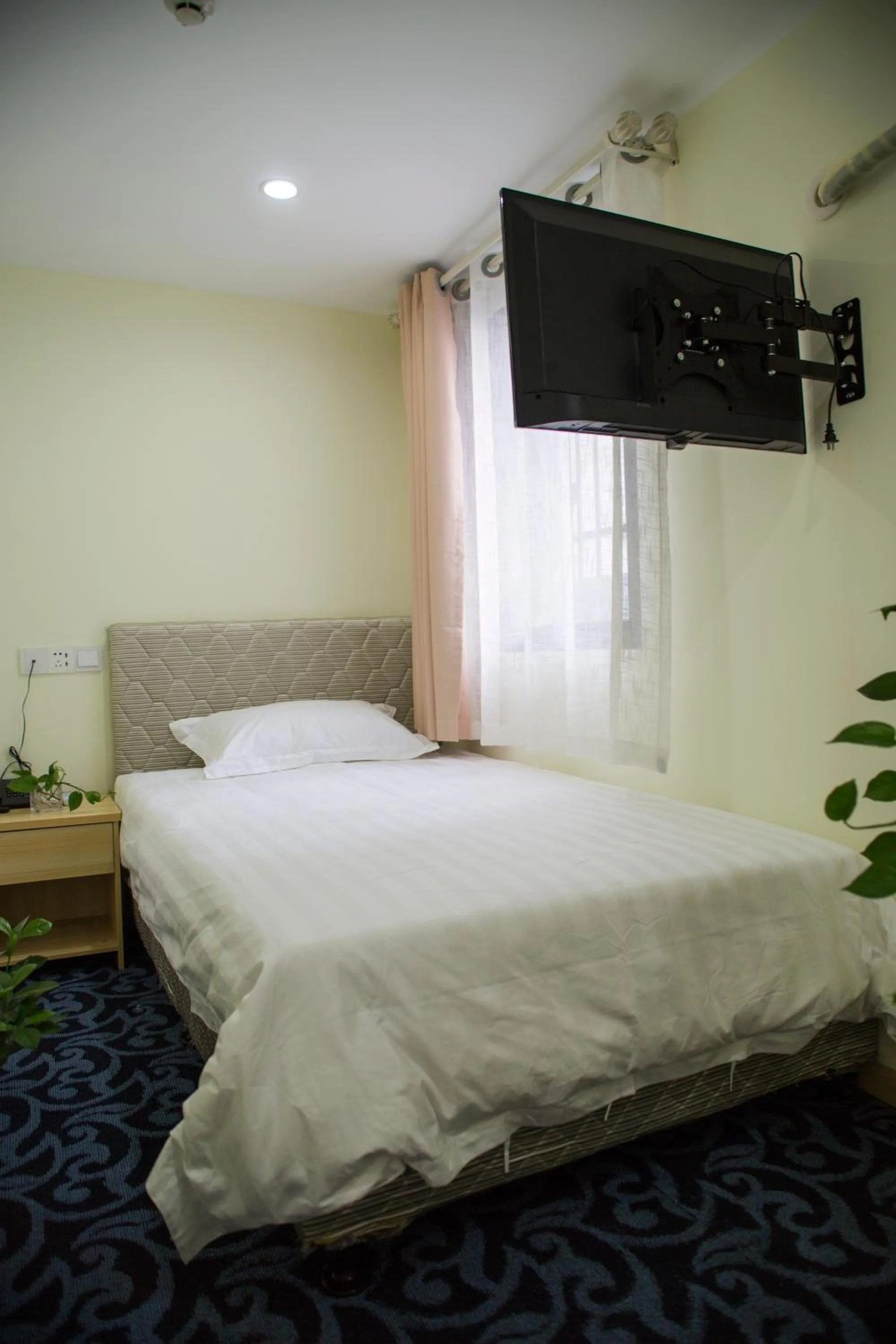 Communal lounge/ TV room, Bed in Hangzhou Memory Travel International Hotel-Edge Westlake