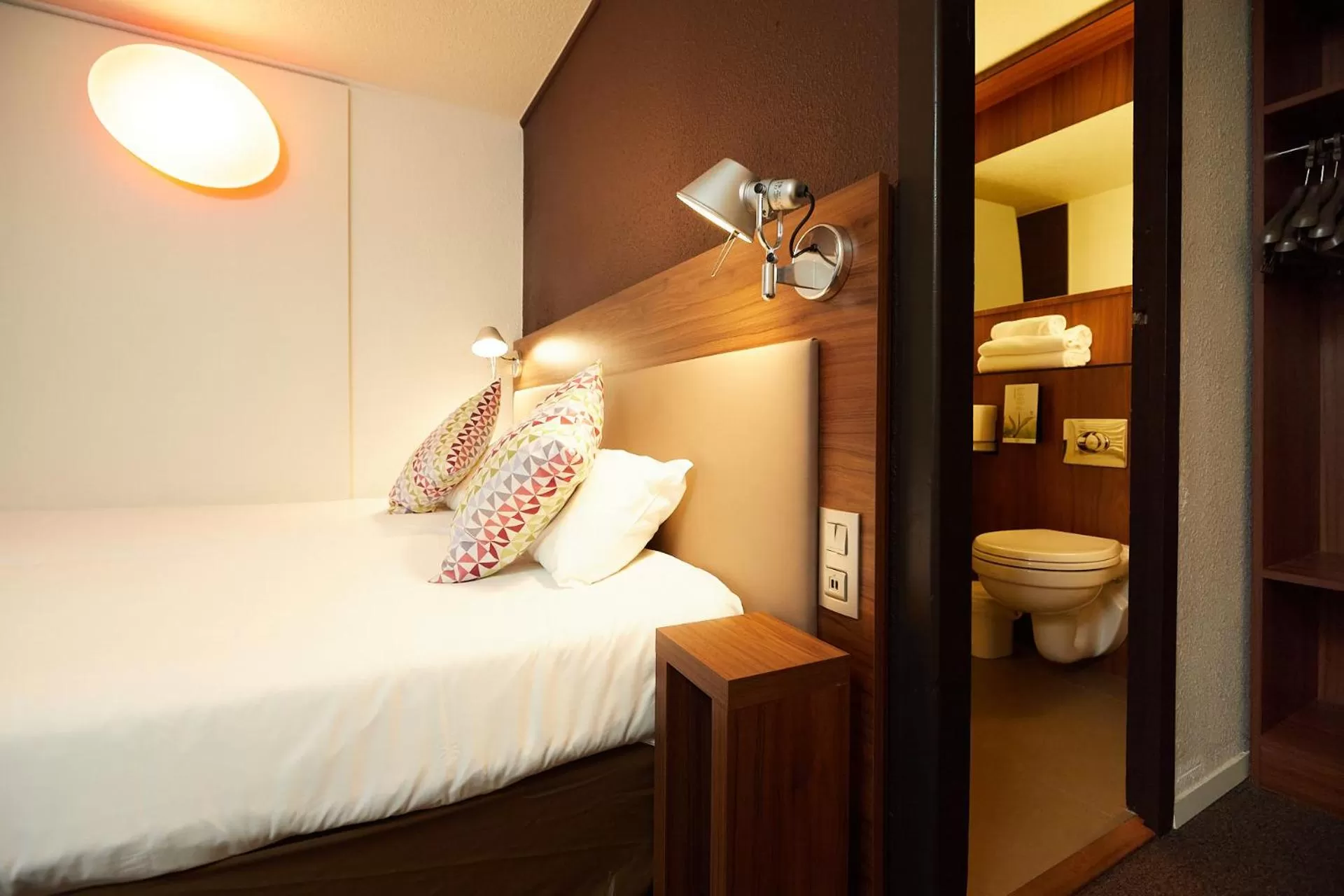 Photo of the whole room, Bed in Campanile Pau Est-Bizanos