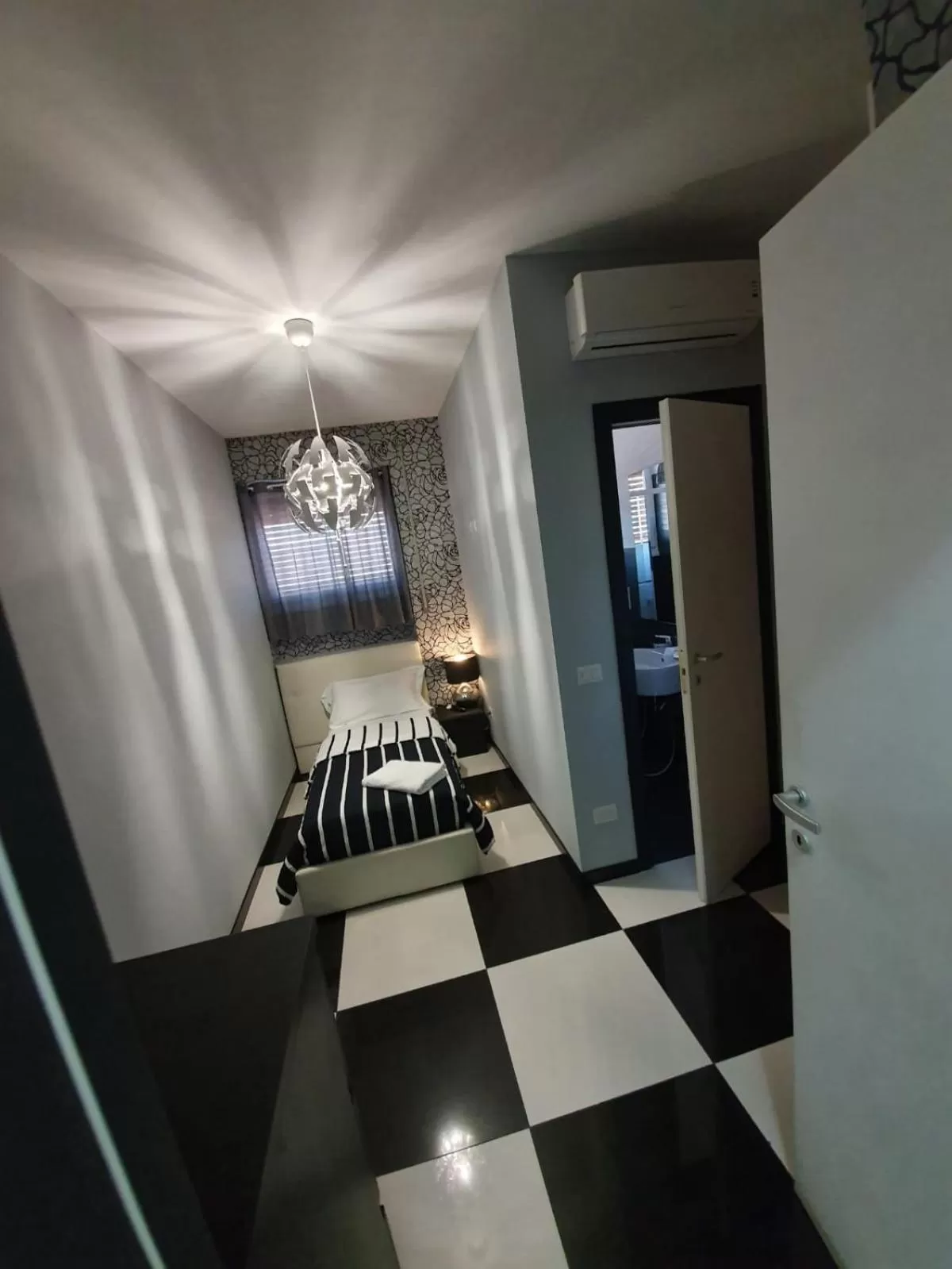 Bed in Black & White G&G