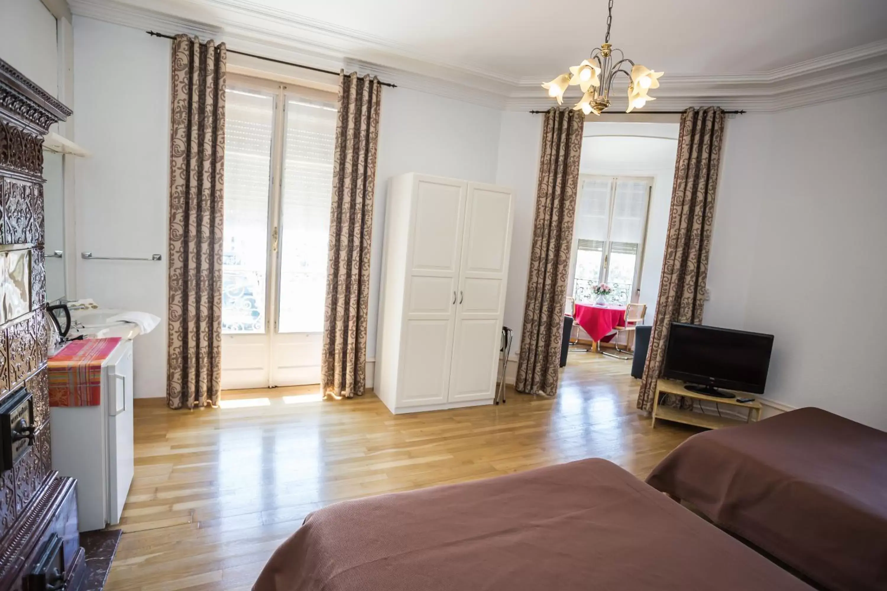 Bed, TV/Entertainment Center in Hotel des Tourelles