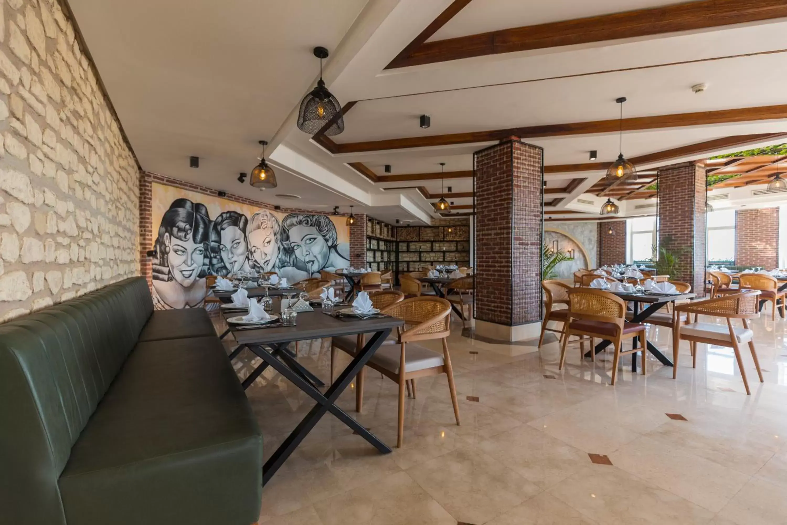 Restaurant/places to eat in Sunrise Diamond Beach Resort -Grand Select Restaurant/places to eat in Sunrise Diamond Beach Resort -Grand Select