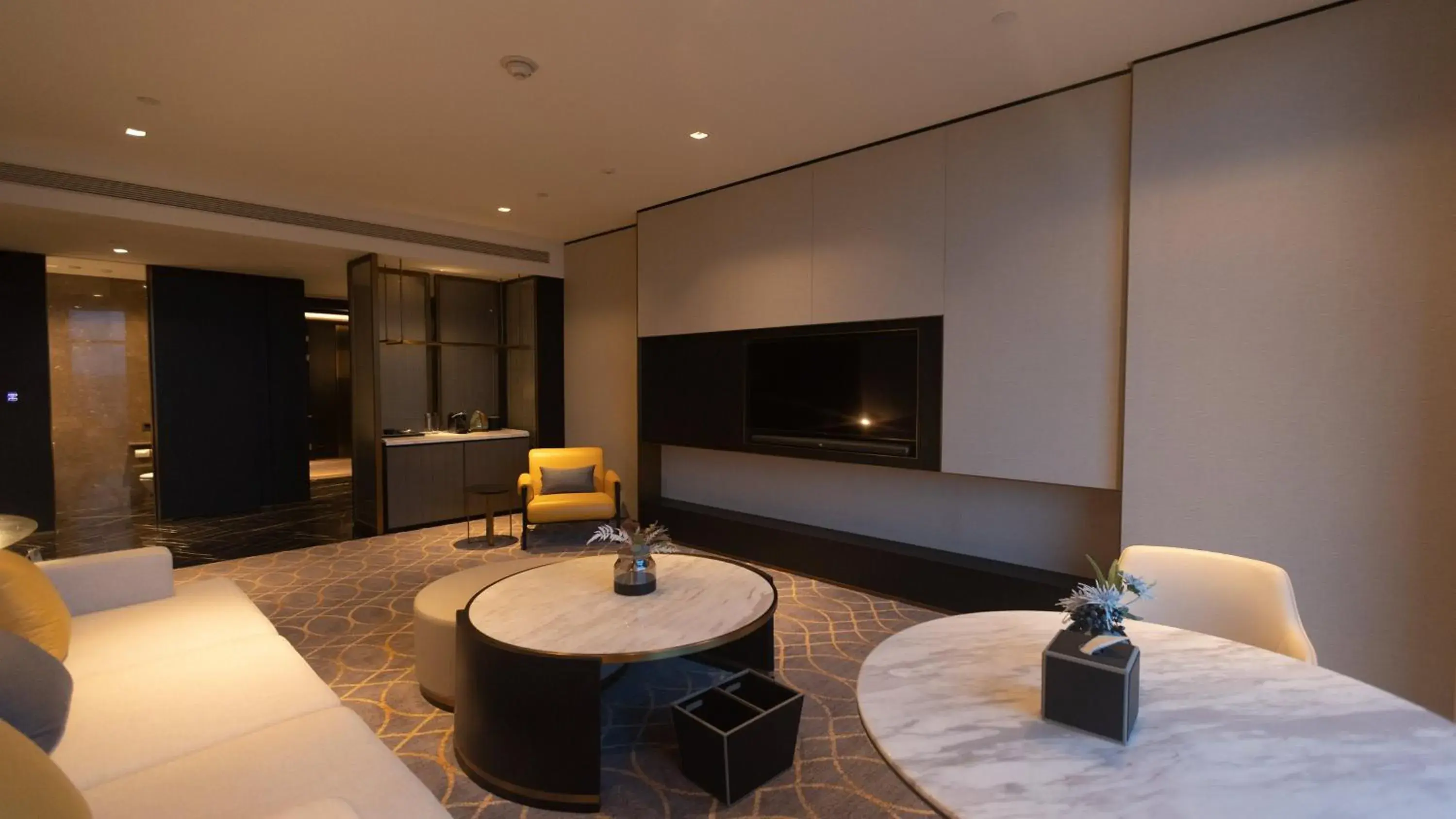 Photo of the whole room, TV/Entertainment Center in InterContinental Ningbo, an IHG Hotel