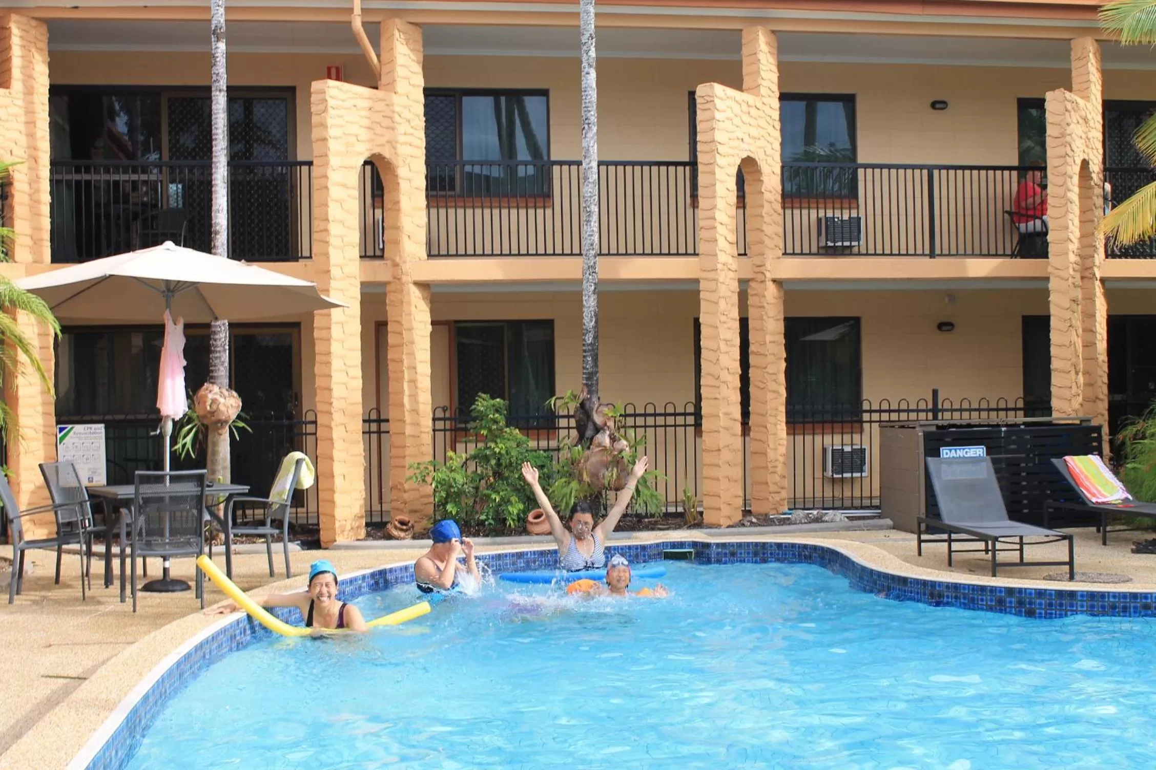 Swimming pool in Oasis Inn Apartments