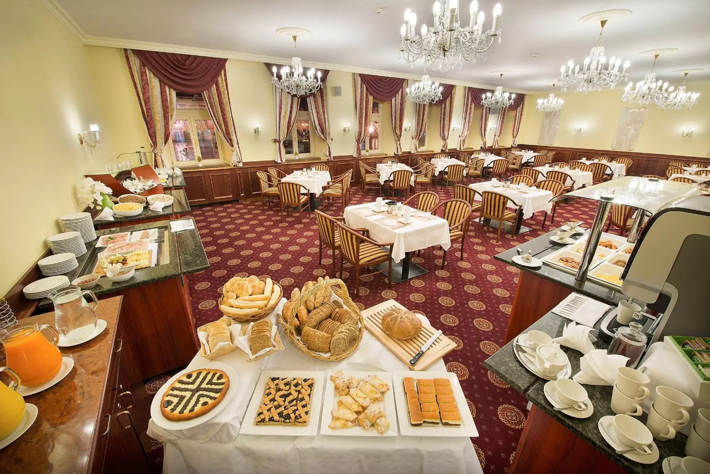 Restaurant/places to eat in Grandhotel Zvon