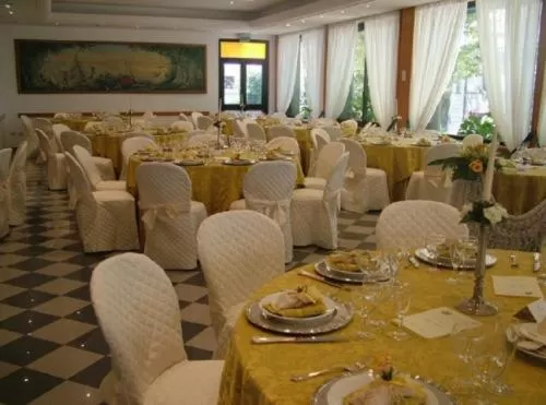Restaurant/places to eat in Platani Hotel