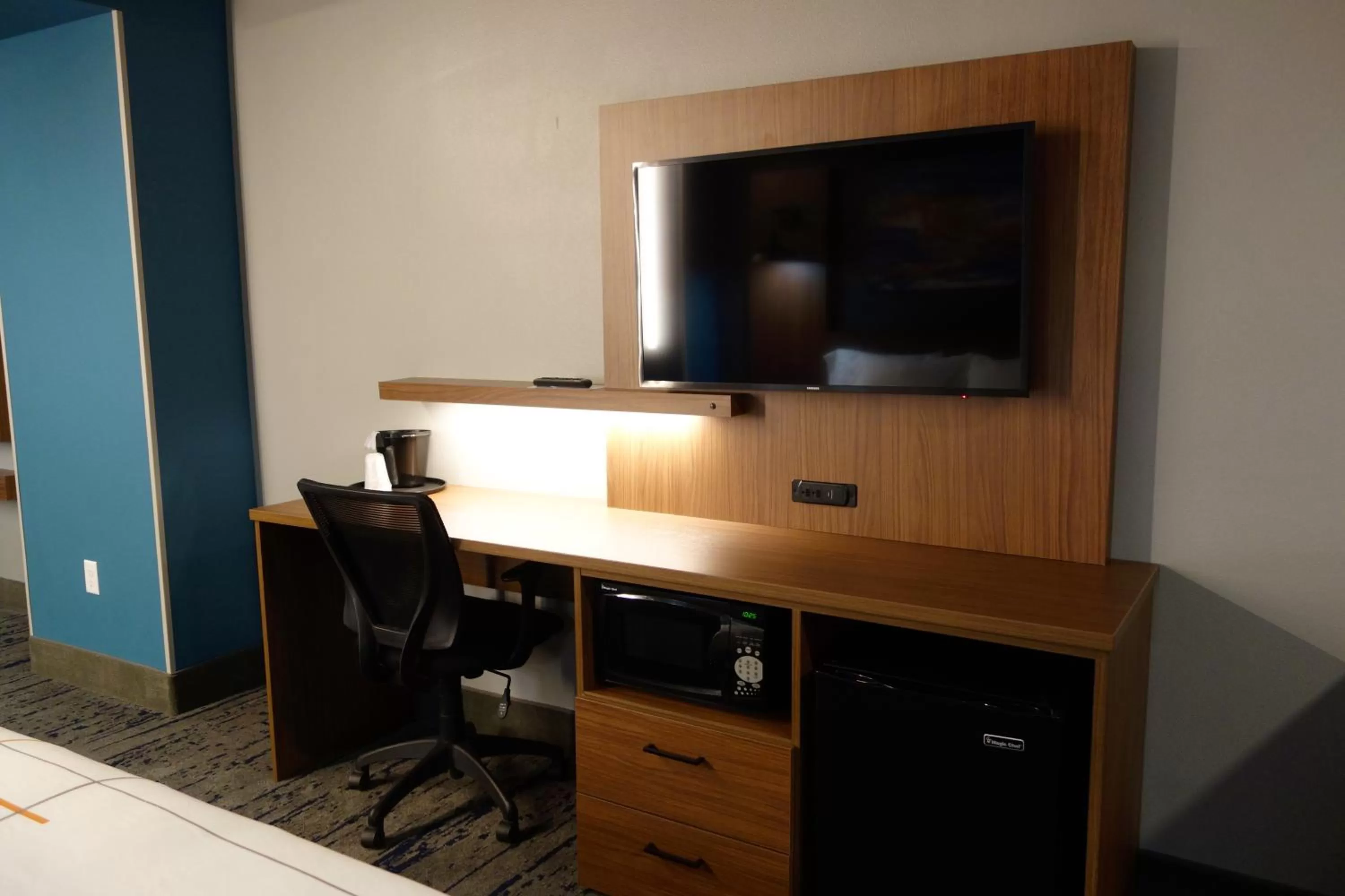 TV and multimedia in La Quinta Inn & Suites by Wyndham Springfield