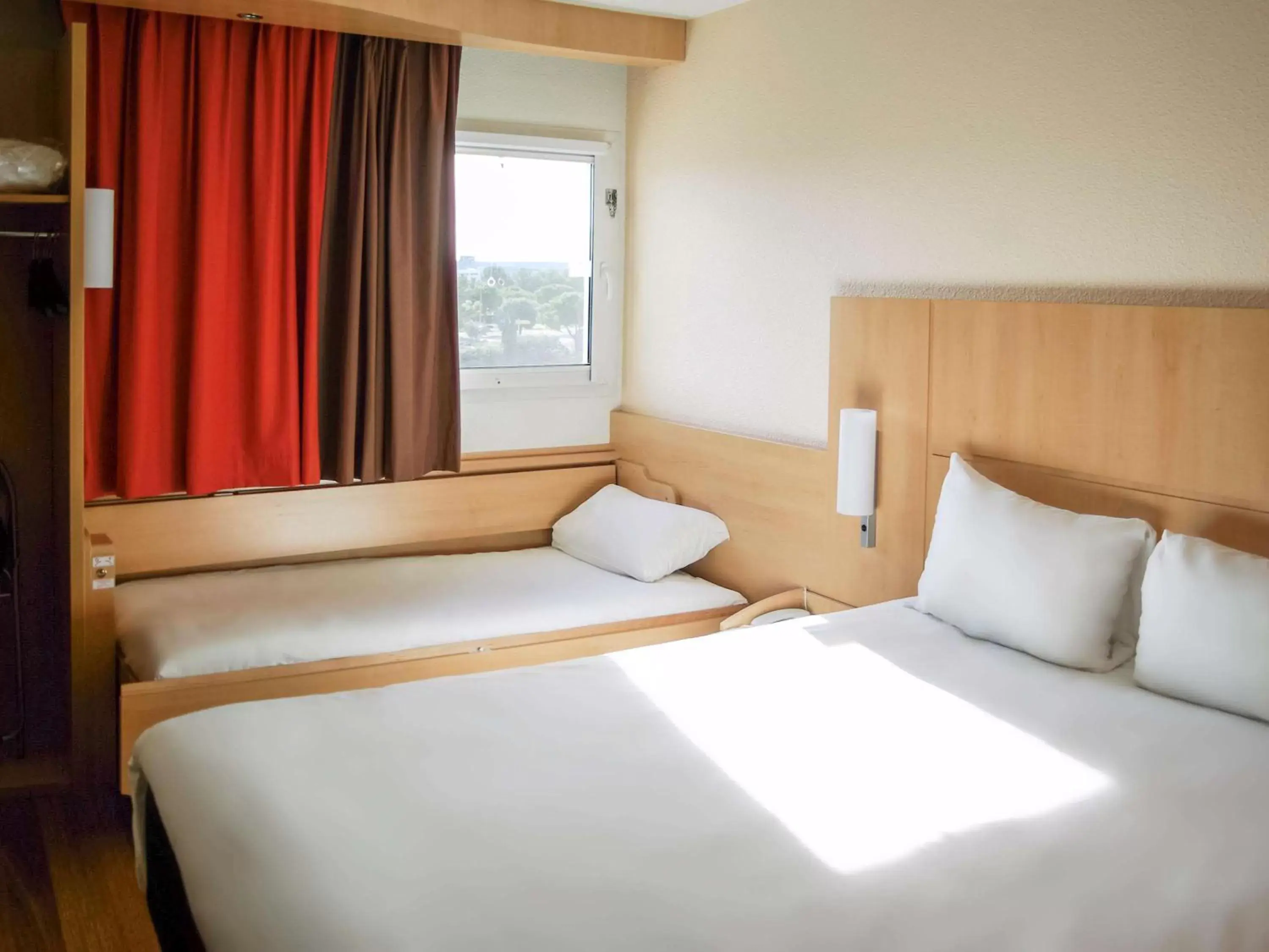 Photo of the whole room, Bed in ibis Marseille Provence Aéroport