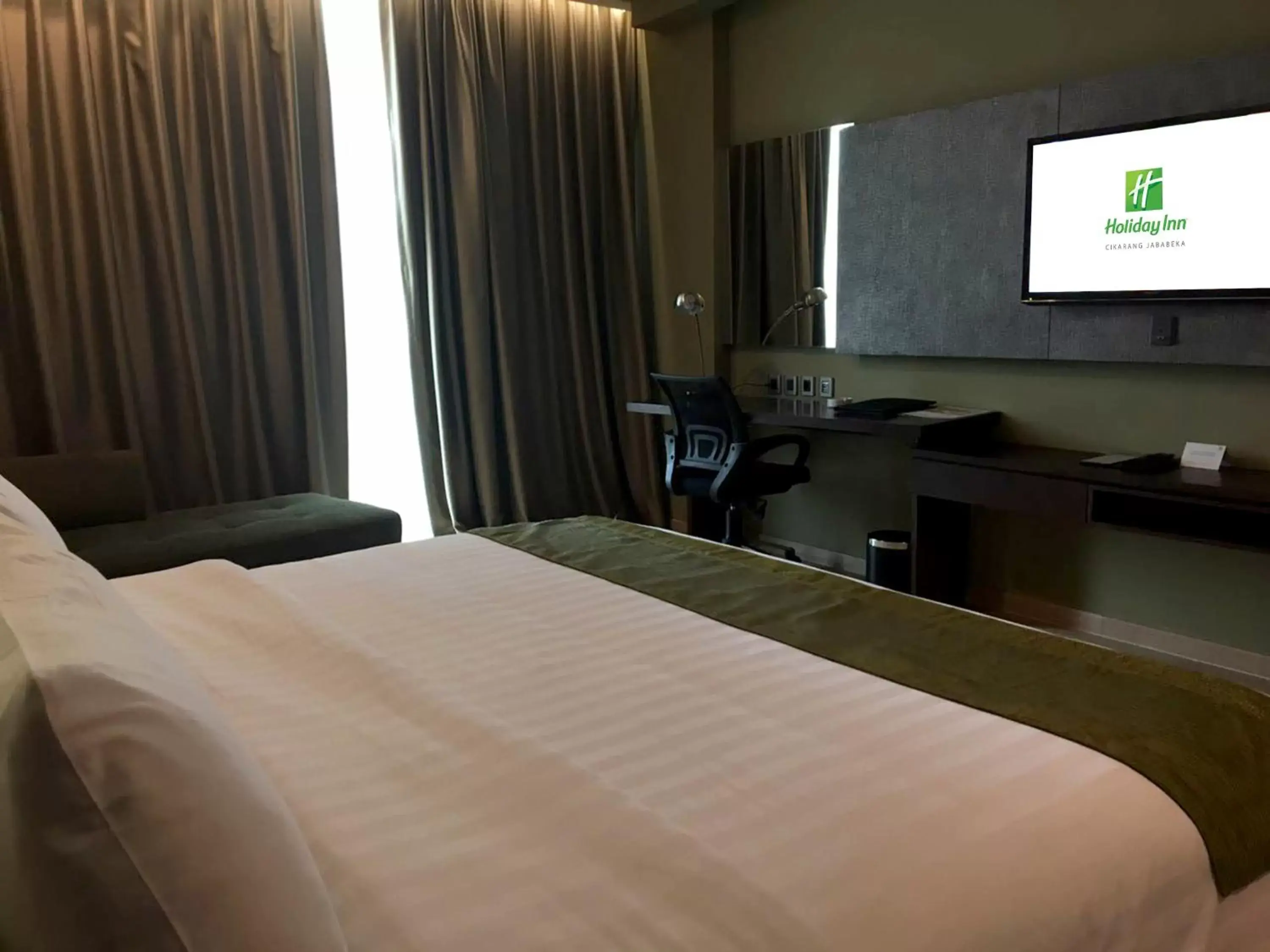 Photo of the whole room, Bed in Holiday Inn Cikarang Jababeka, an IHG Hotel