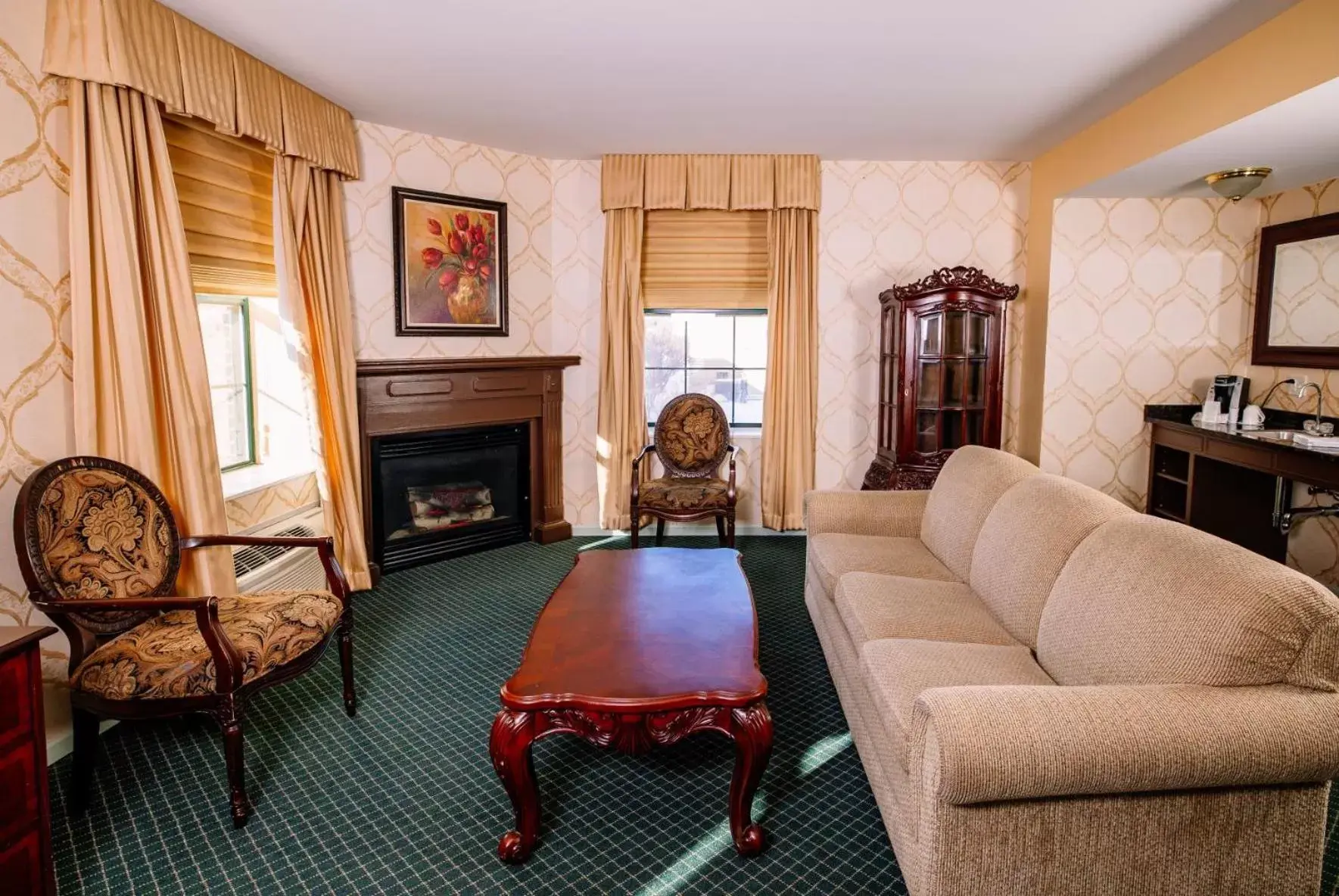 Bedroom, Seating Area in Landmark Inn