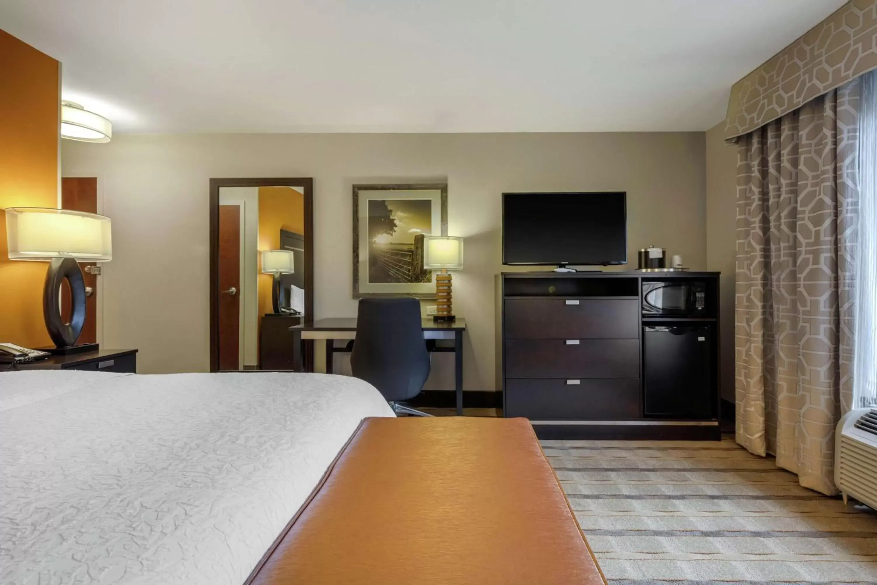 Bedroom, TV/Entertainment Center in Hampton Inn and Suites Columbus, MS