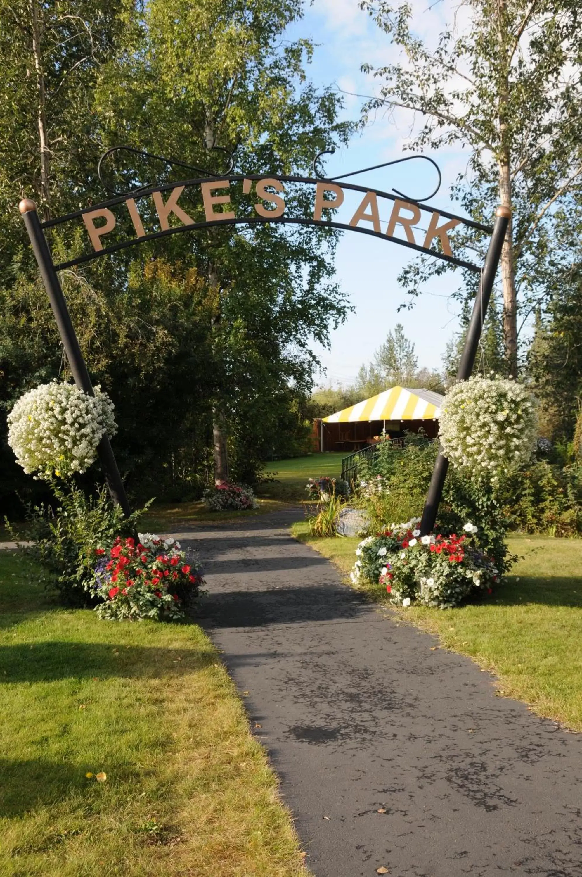 Natural landscape, Property Building in Pike's Waterfront Lodge