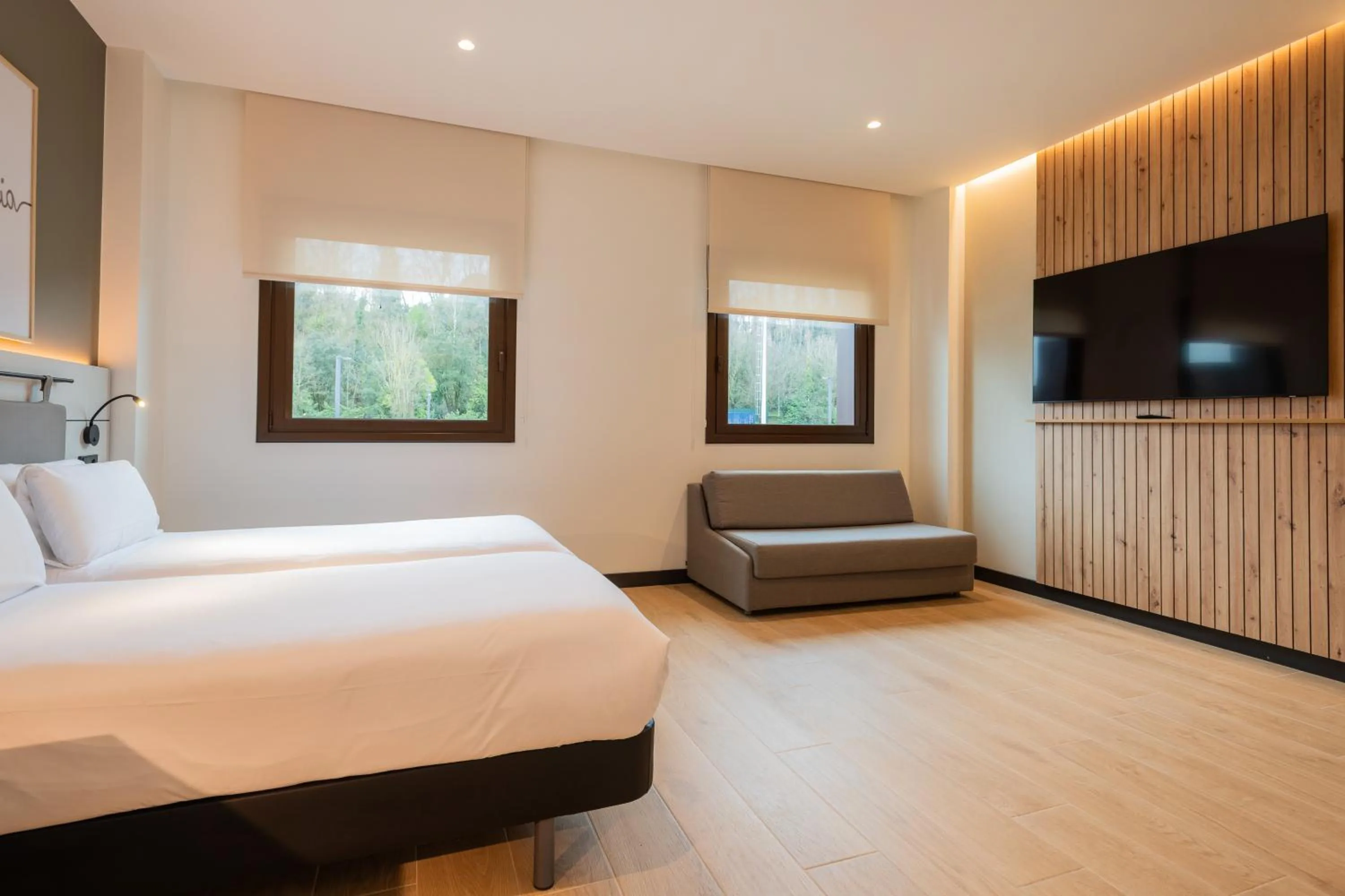 Bed, TV/Entertainment Center in Hotel Bed4U San Sebasti