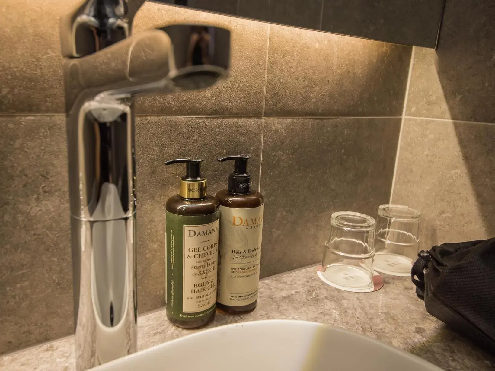 Bathroom in Hôtel de Ľeau