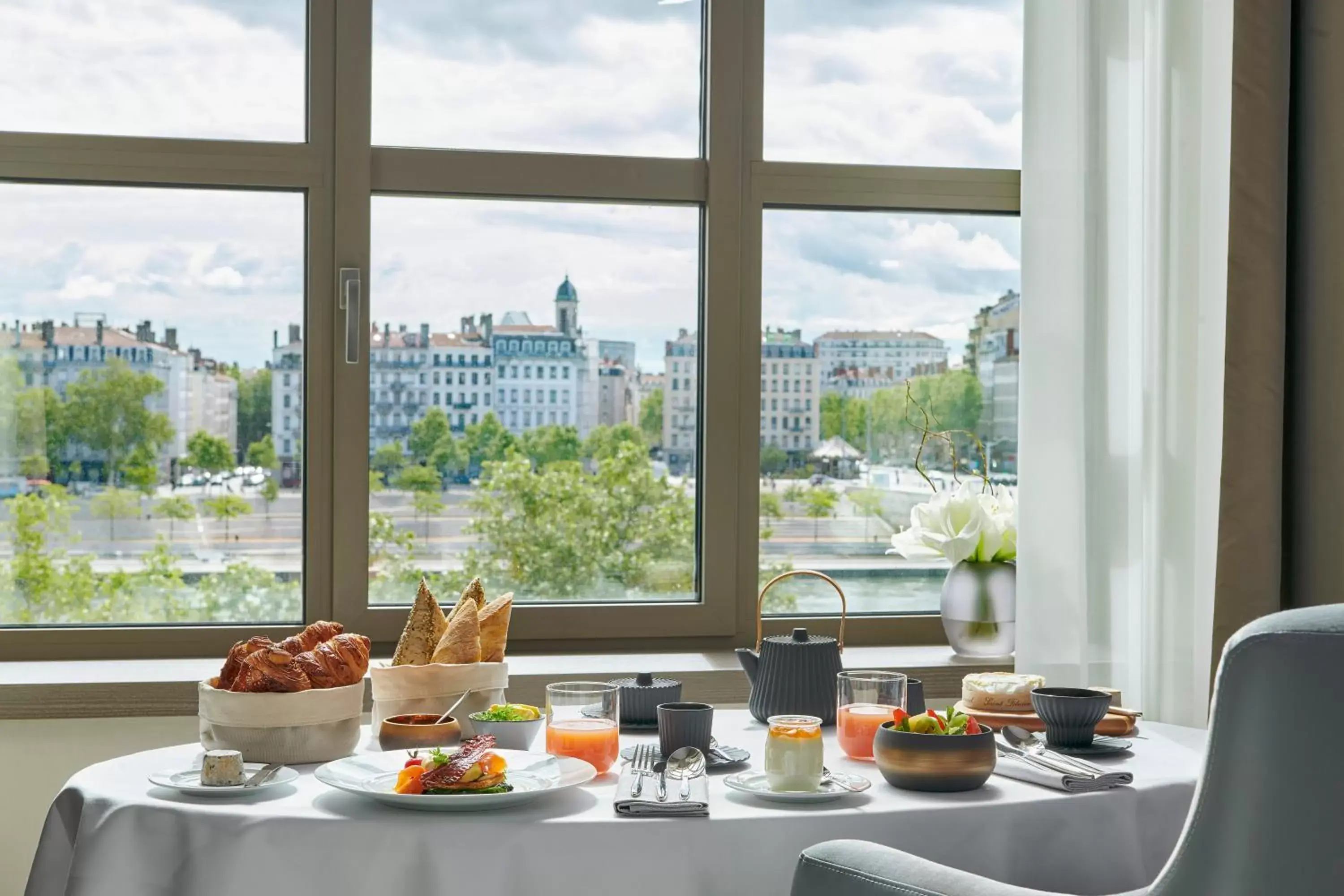 Photo of the whole room, Breakfast in InterContinental Lyon - Hotel Dieu, an IHG Hotel