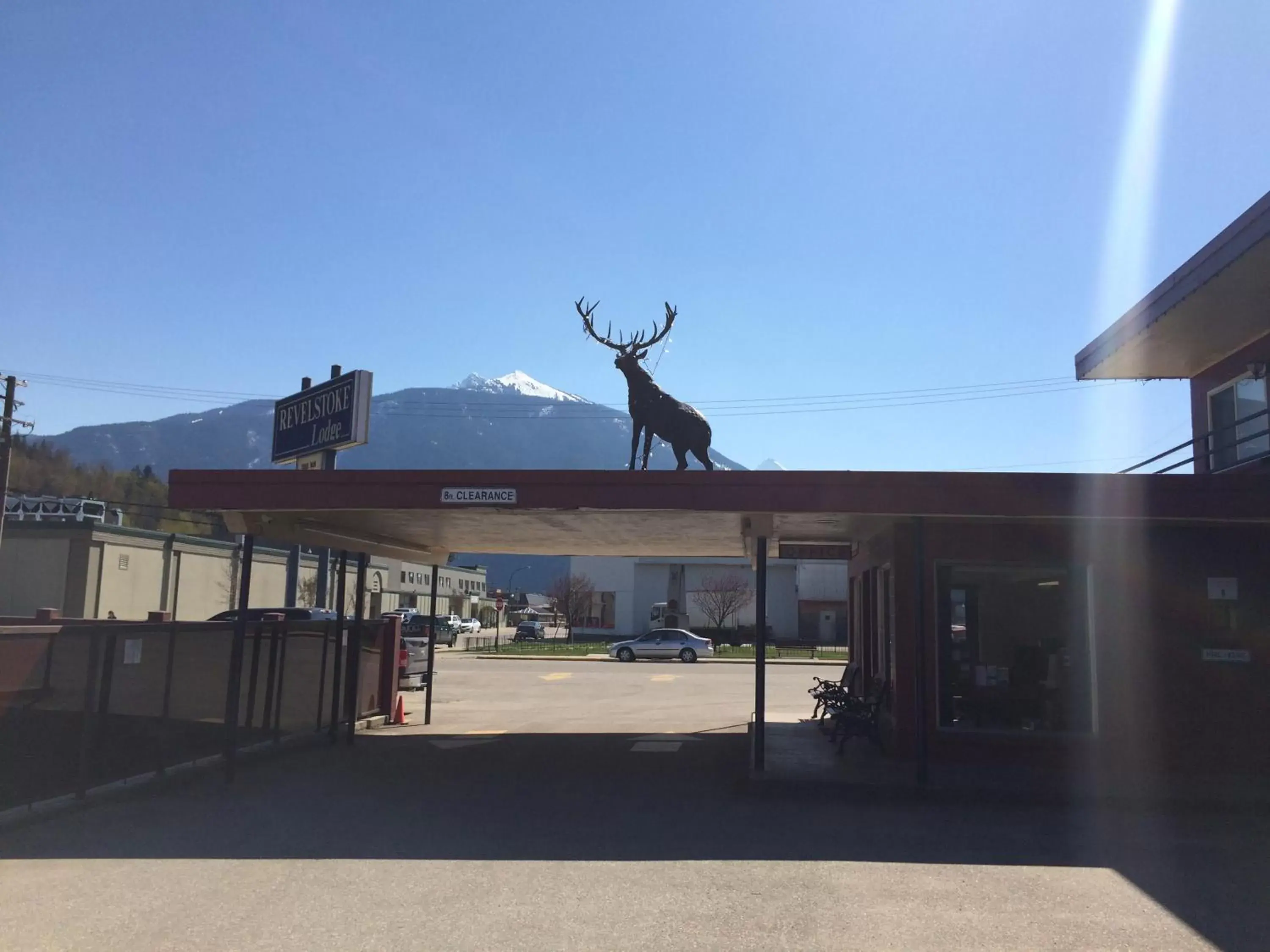 Facade/entrance in Revelstoke Lodge