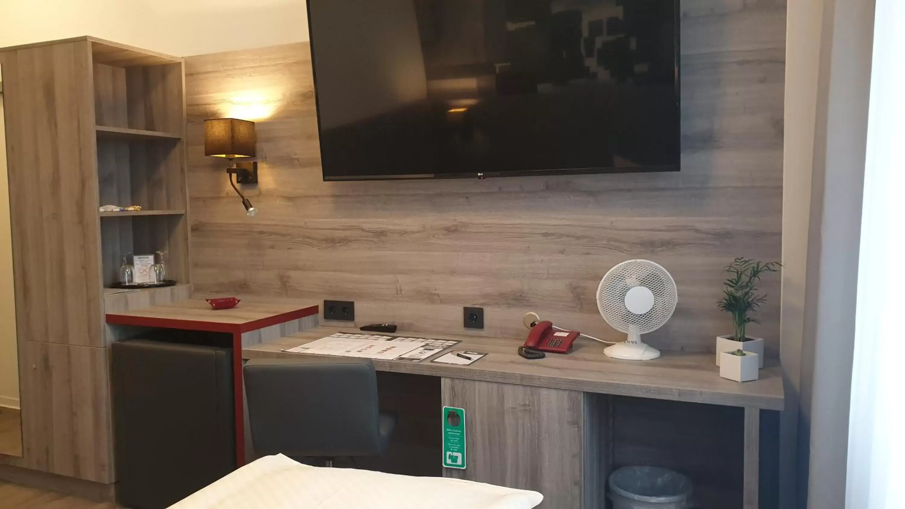 Staff, TV/Entertainment Center in Hotel Wippertal