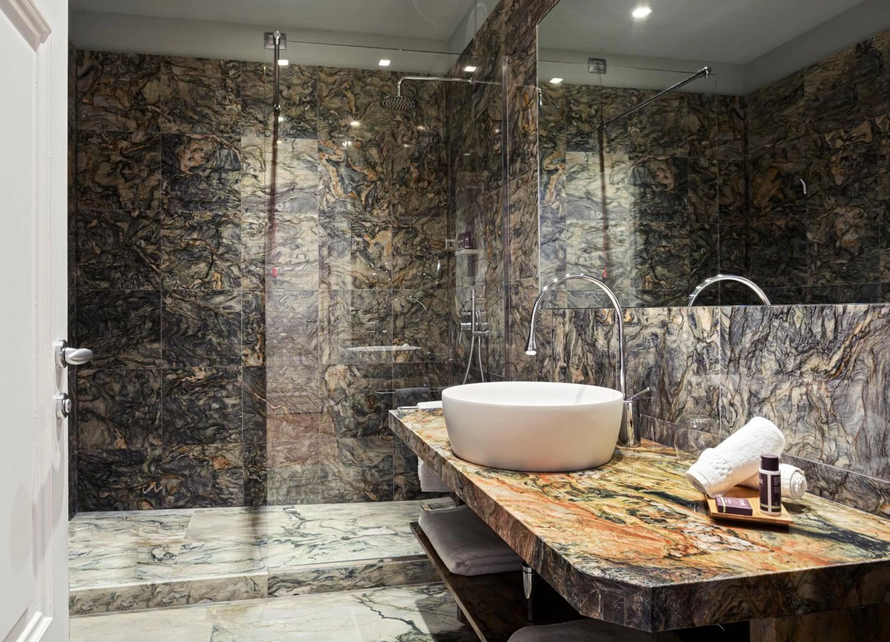 Bathroom in Galleria Vik Milano - Townhouse Galleria - Small Luxury Hotels of the World