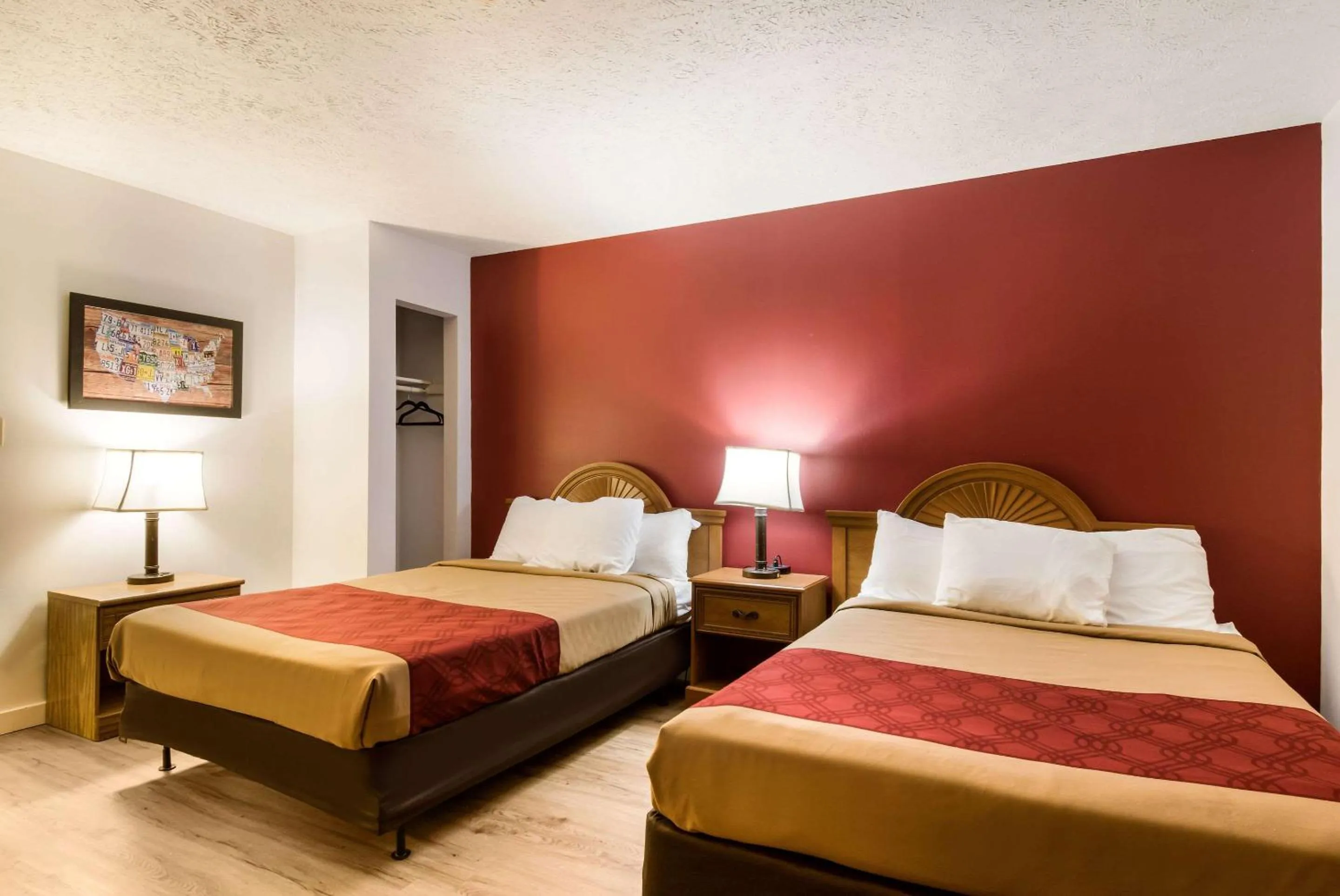 Photo of the whole room, Bed in Econo Lodge Inn & Suites Lake Harmony - Pocono Mountains Area