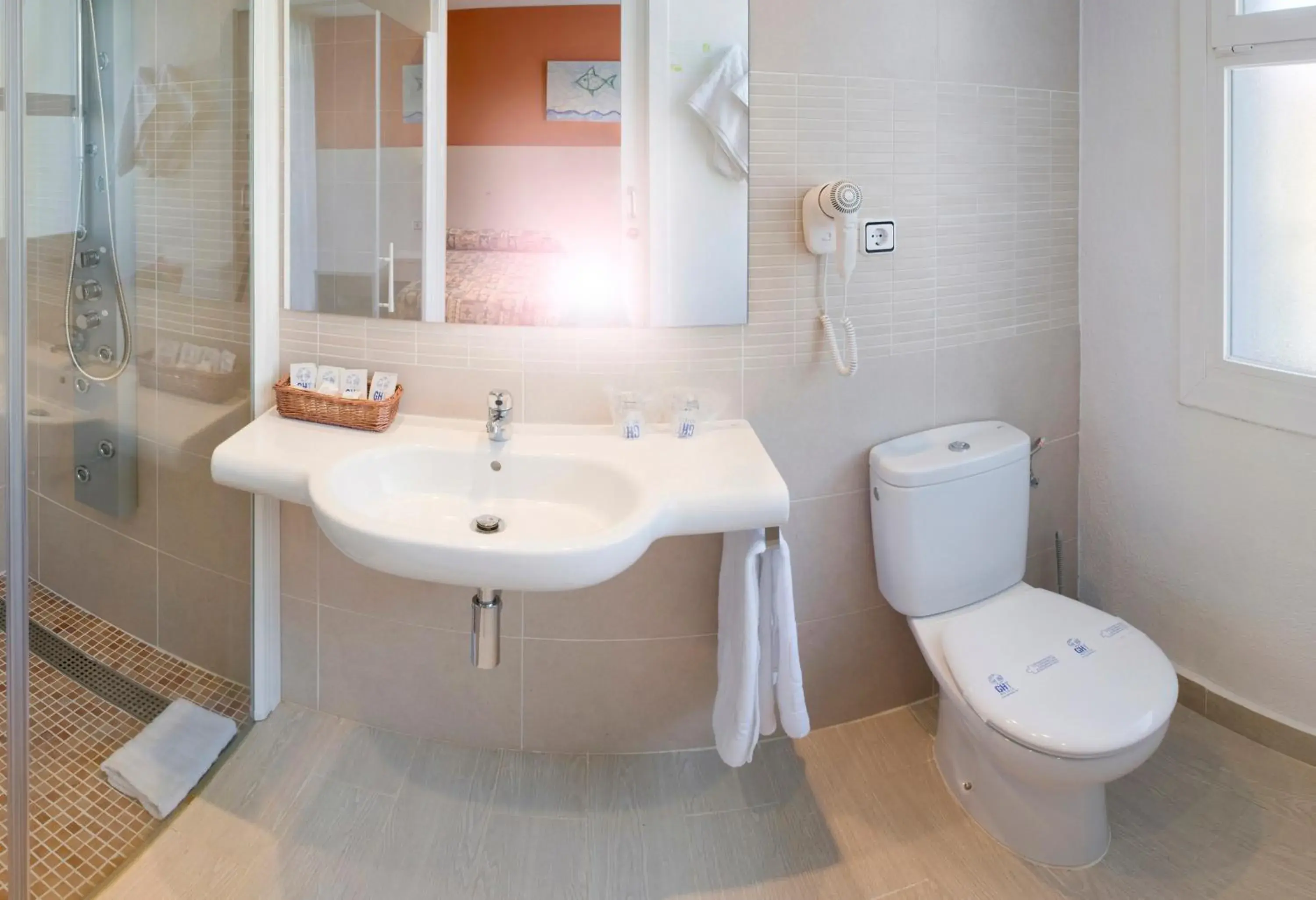 Bathroom in GHT Balmes, Hotel-Aparthotel&SPLASH