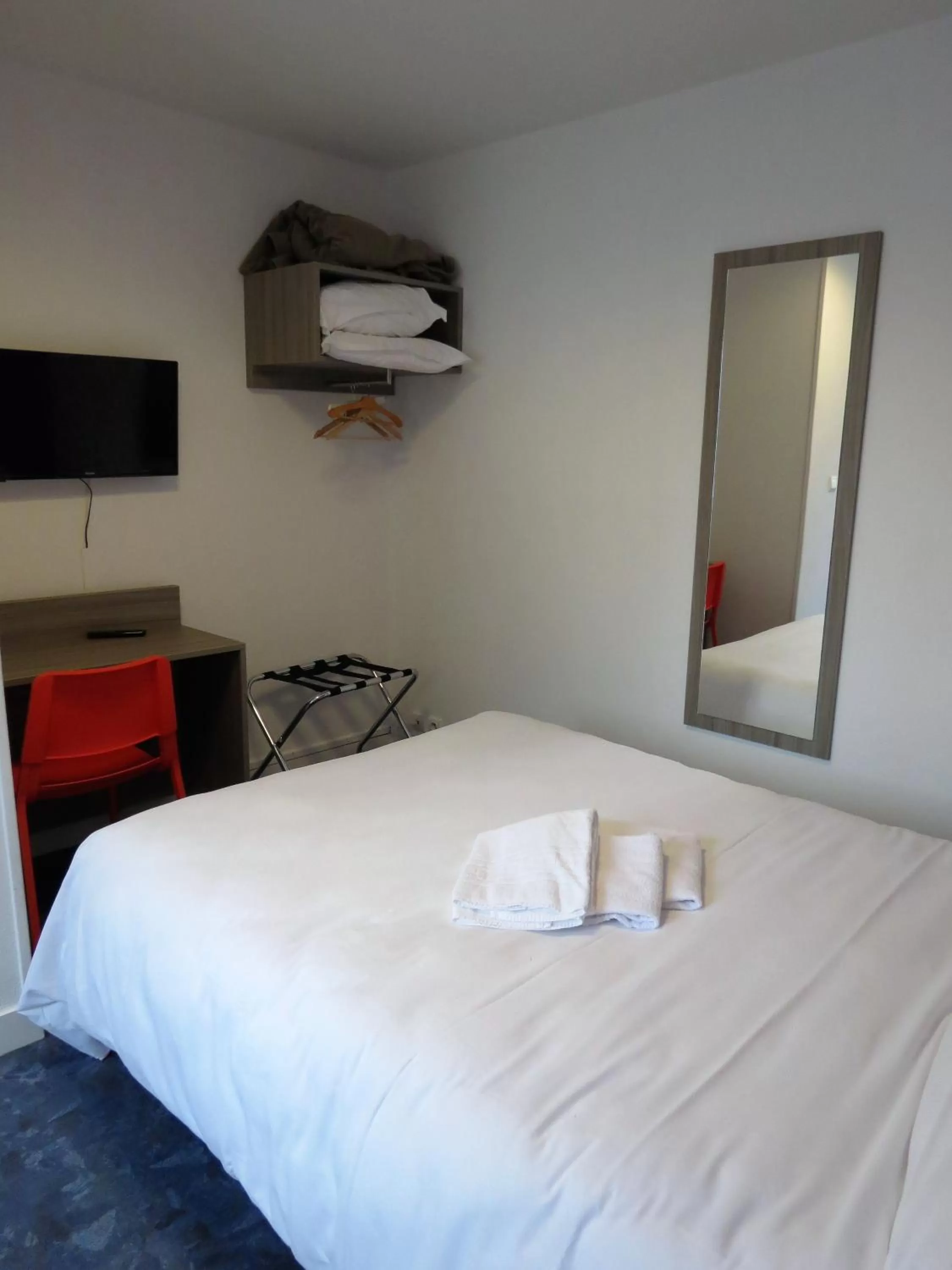 Photo of the whole room, Bed in Hotel le Faisan