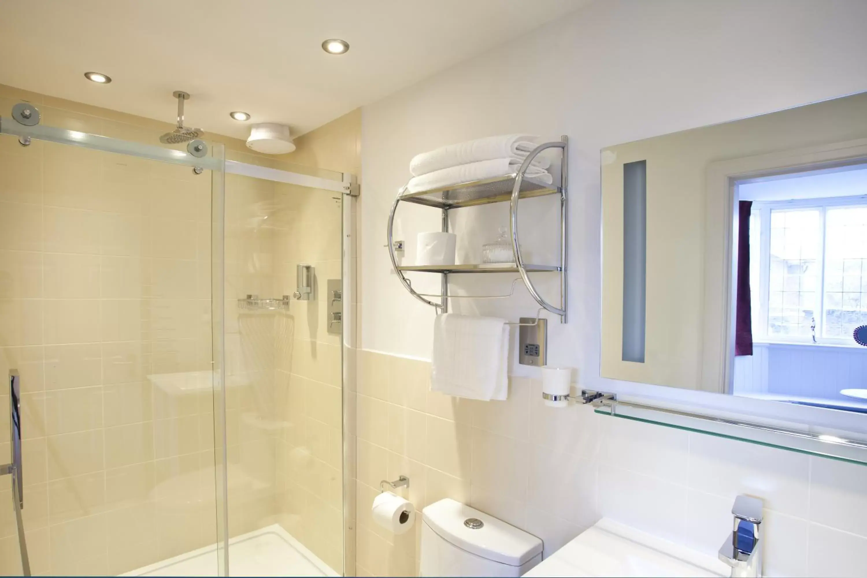 Bathroom in Burton Stone Inn - Free Parking on site