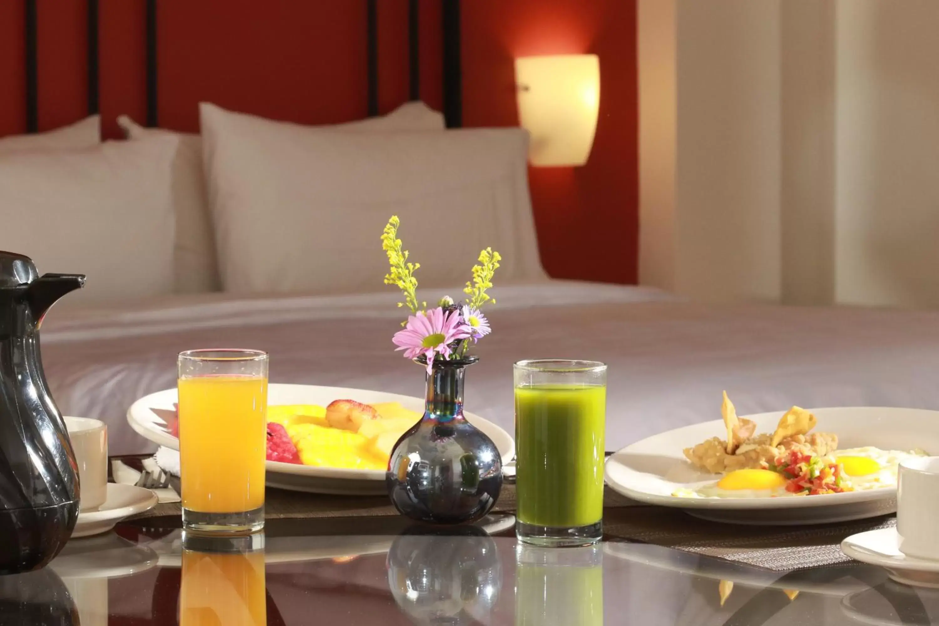 Bedroom, Breakfast in Holiday Inn Hotel & Suites Centro Historico, an IHG Hotel