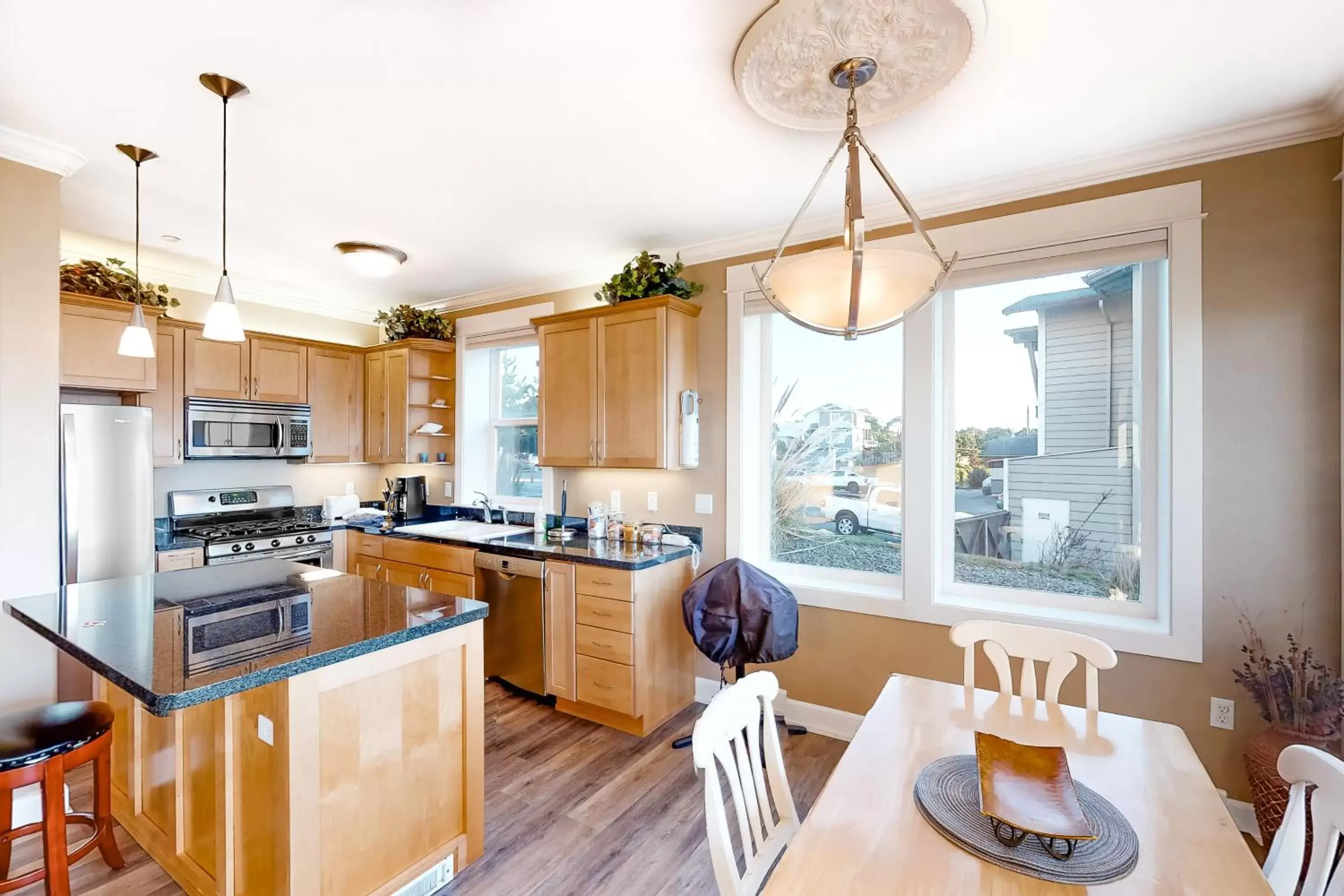 Kitchen/Kitchenette in Oceanfront Contemporary