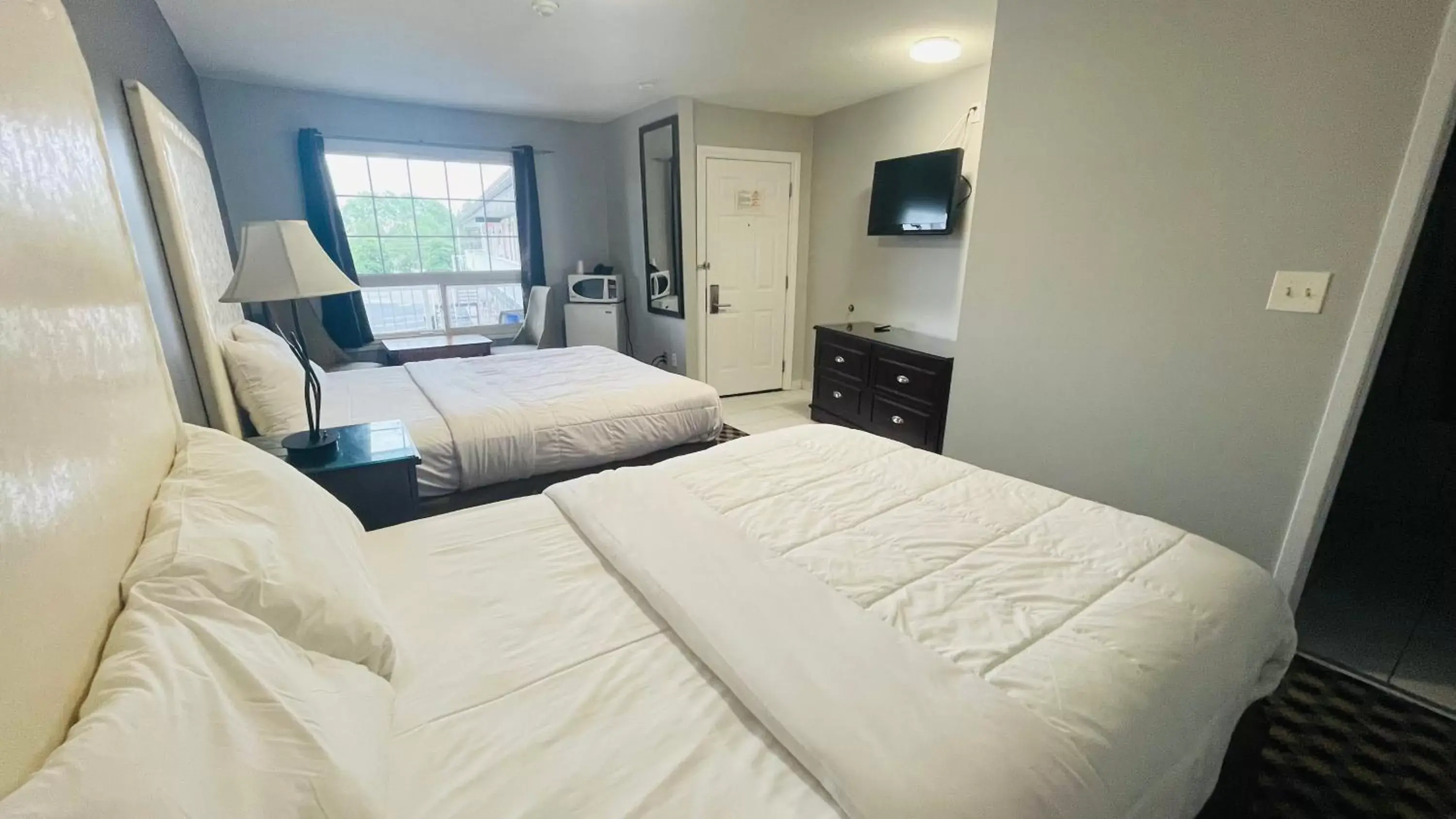 Bedroom, Bed in Falls Lodge by the Falls (Formerly Knights Inn)