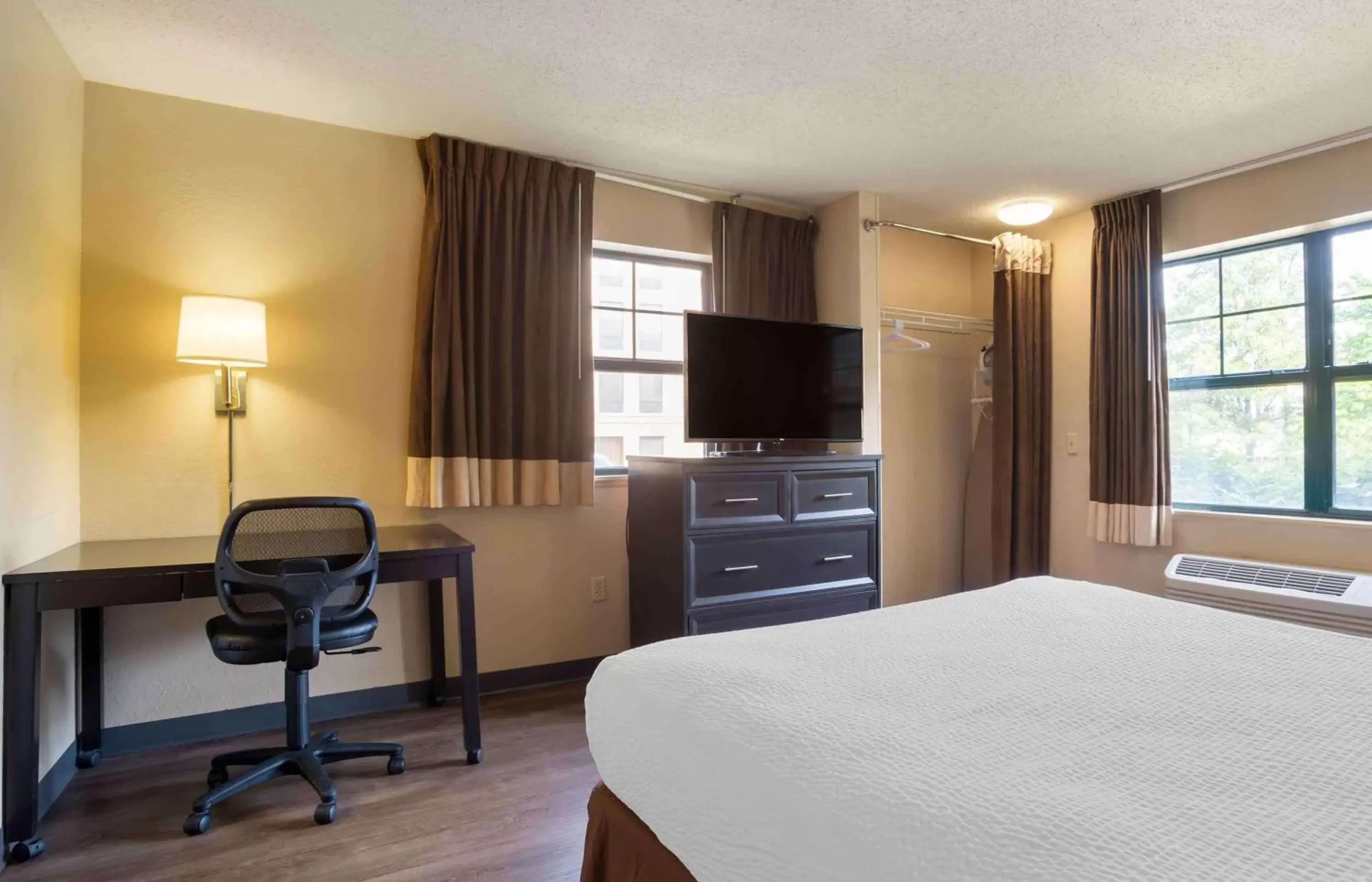 Bedroom, TV/Entertainment Center in Extended Stay America Suites - Columbia - Columbia Parkway