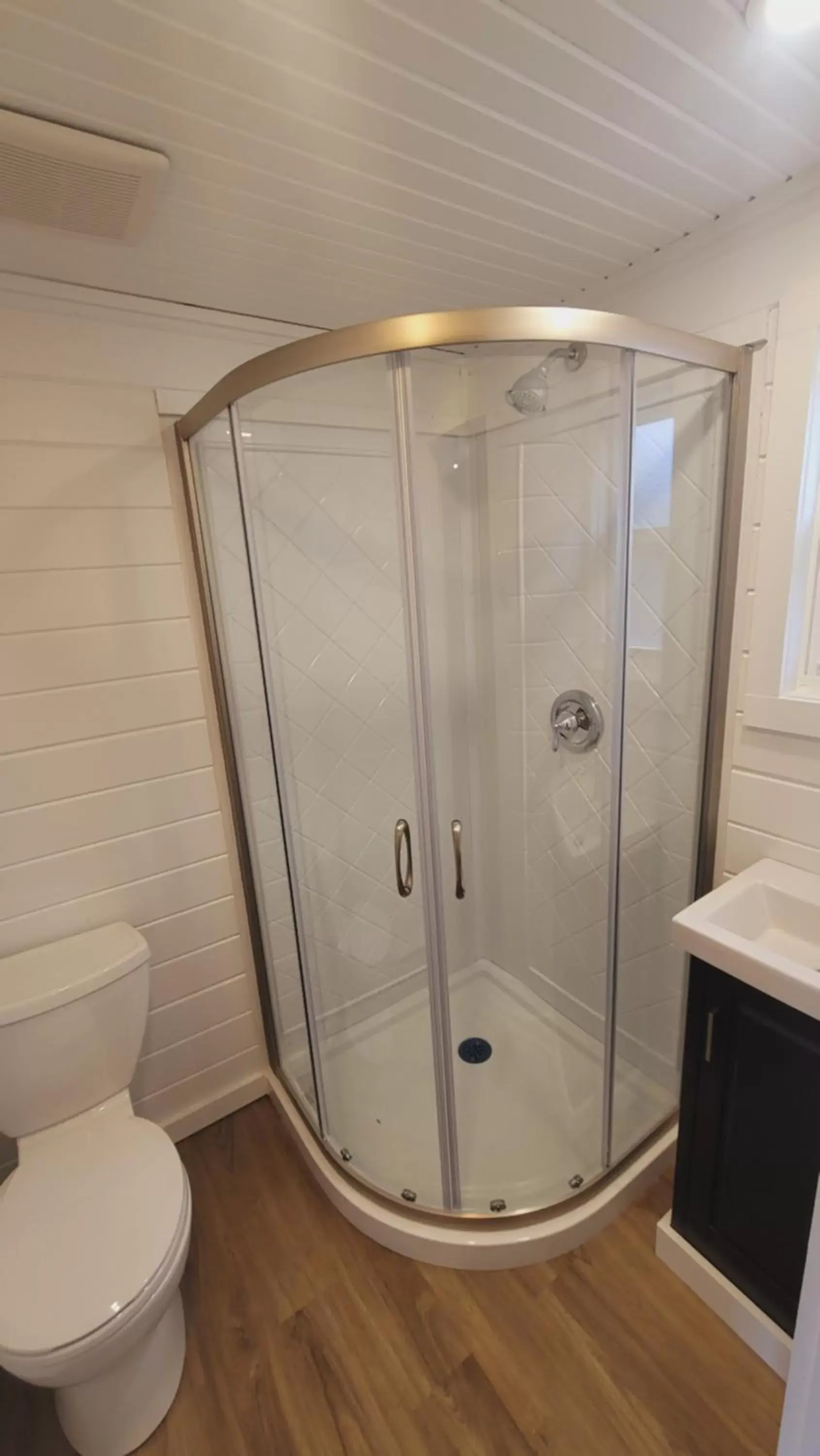 Bathroom in Parkway Cottage Resort and Trading Post