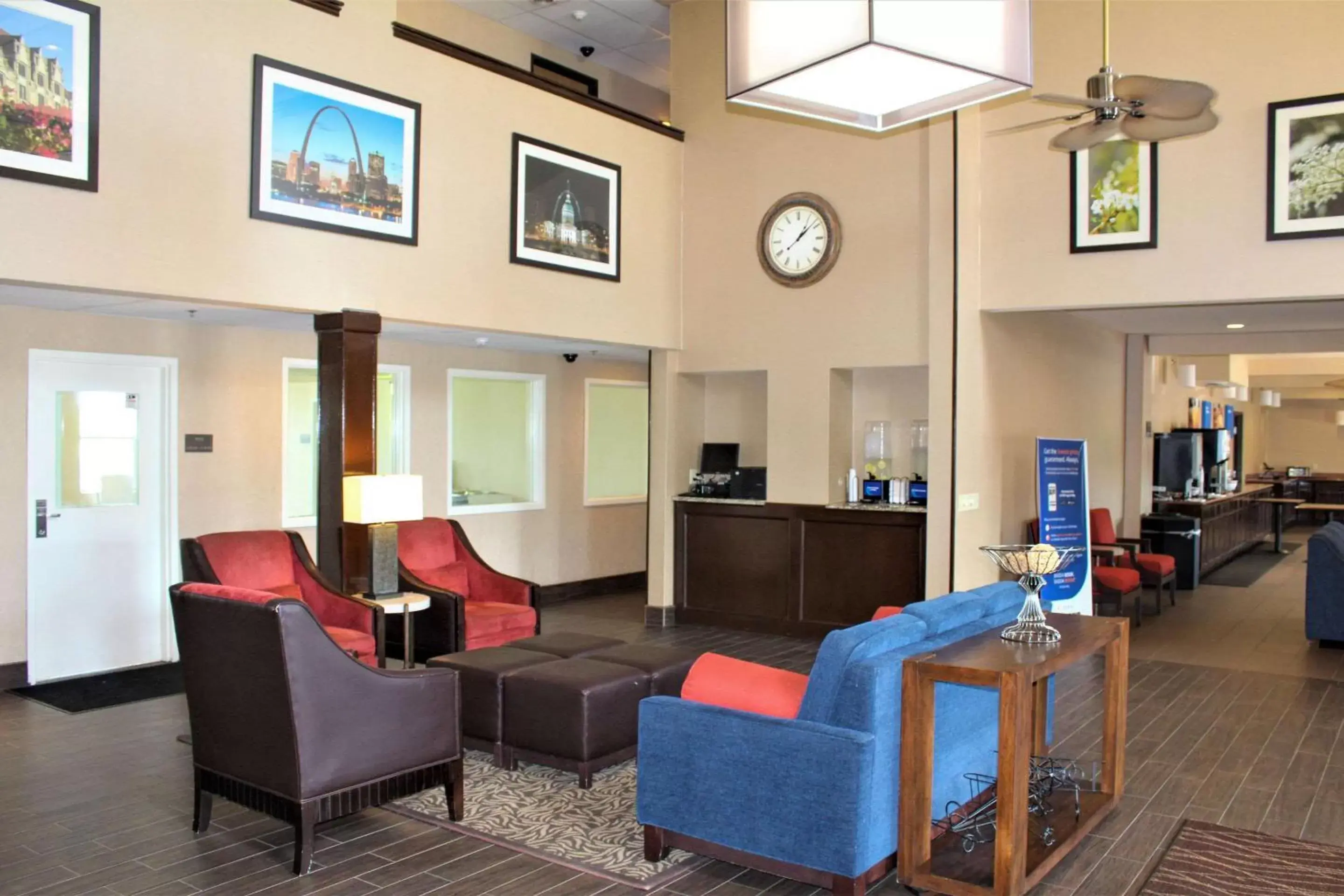 Lobby or reception, Lounge/Bar in Comfort Inn & Suites - Chesterfield