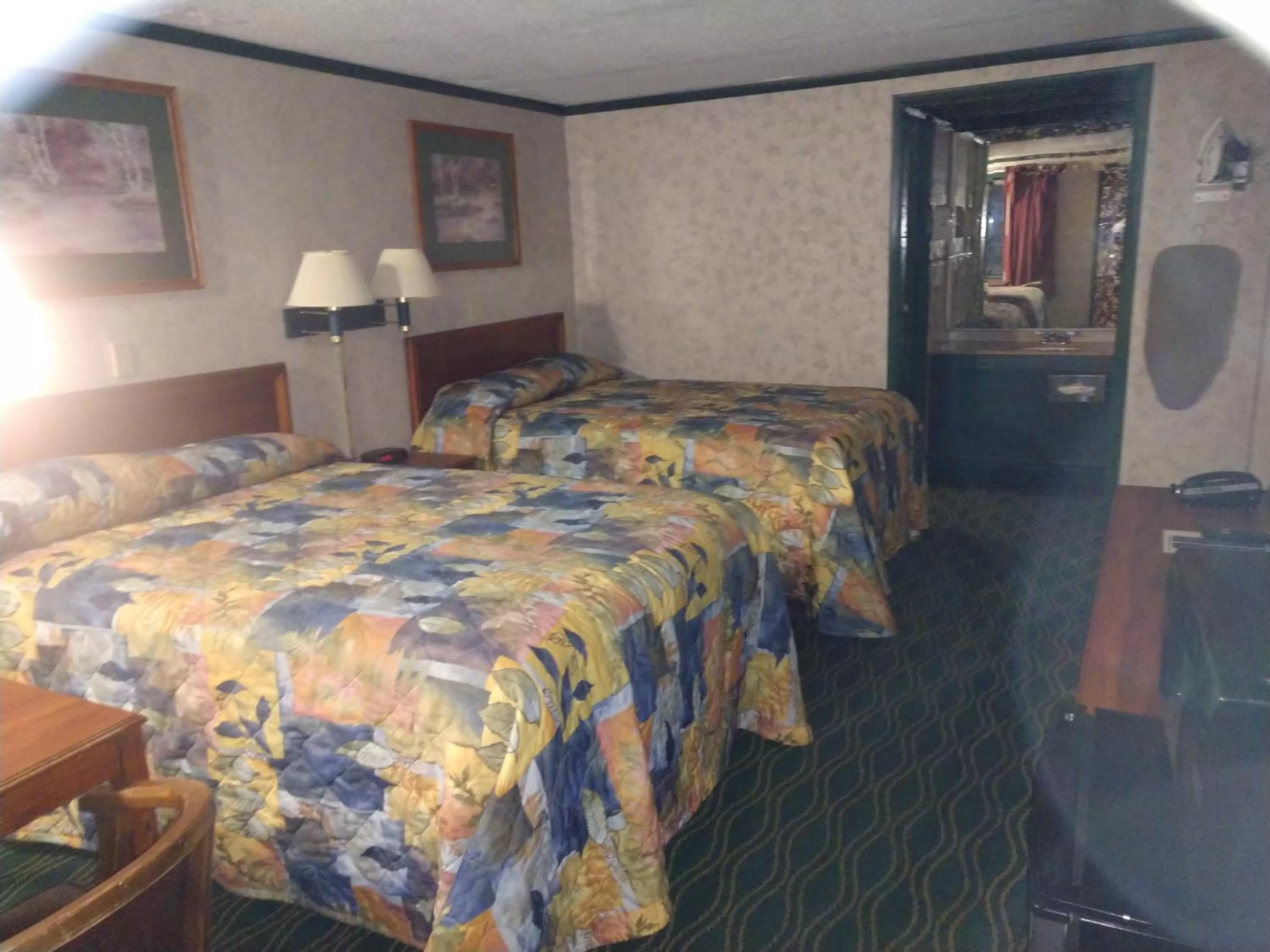 Bed in Kensington Inn - Howell