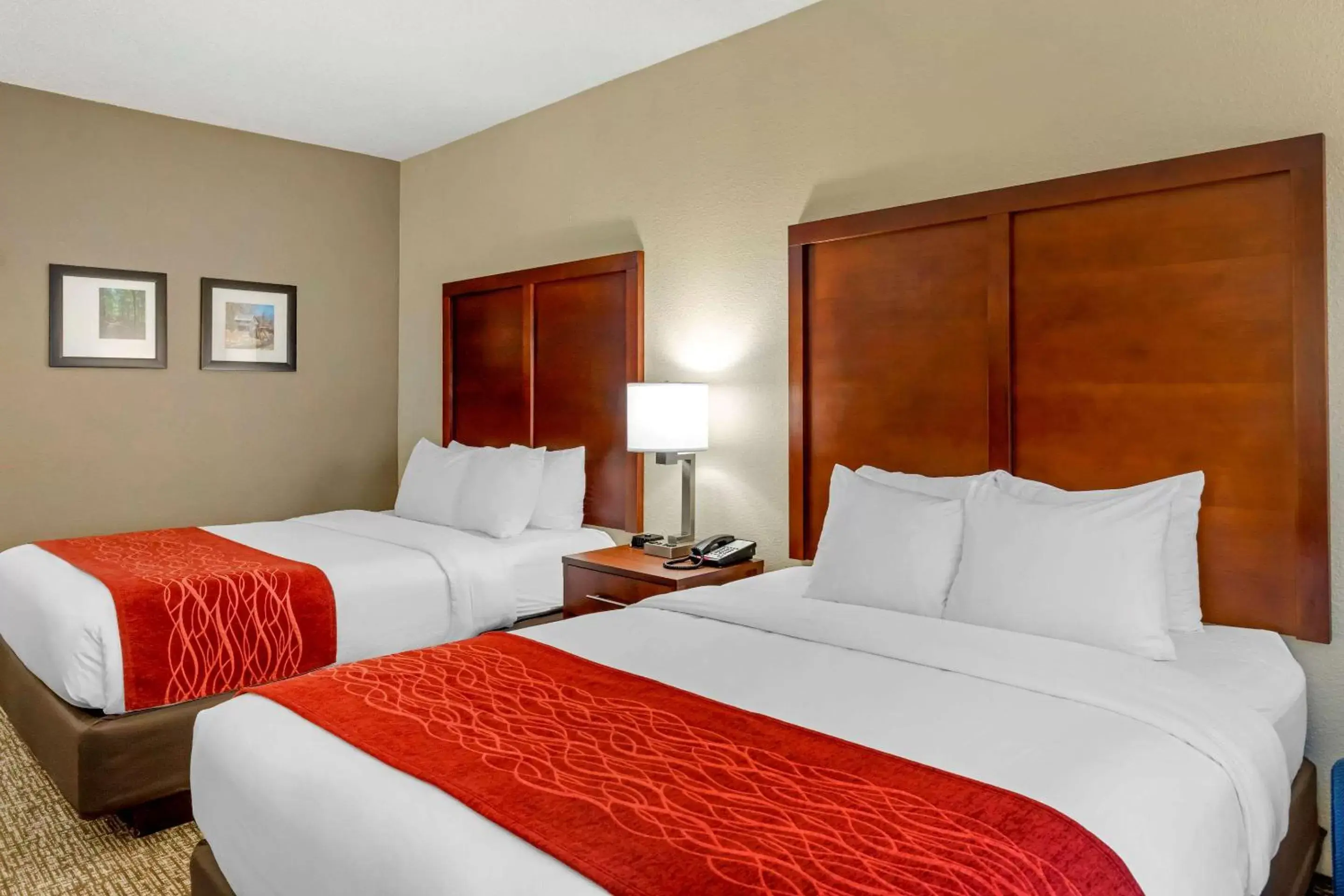 Photo of the whole room, Bed in Comfort Inn & Suites