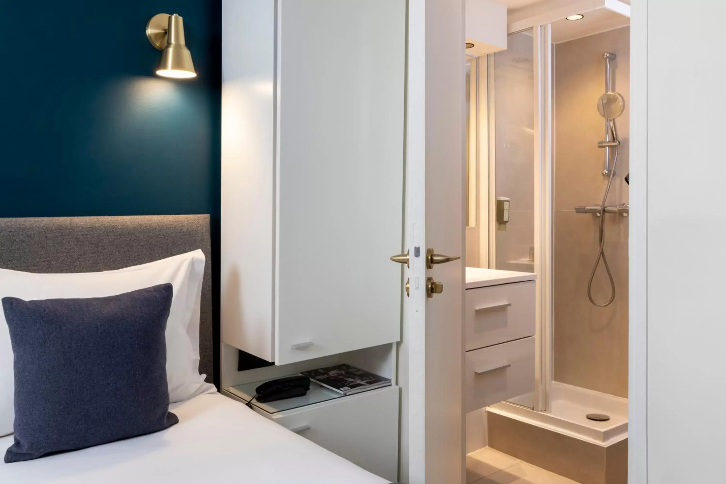 Bedroom, Bathroom in Hotel Brady - Gare de l'Est