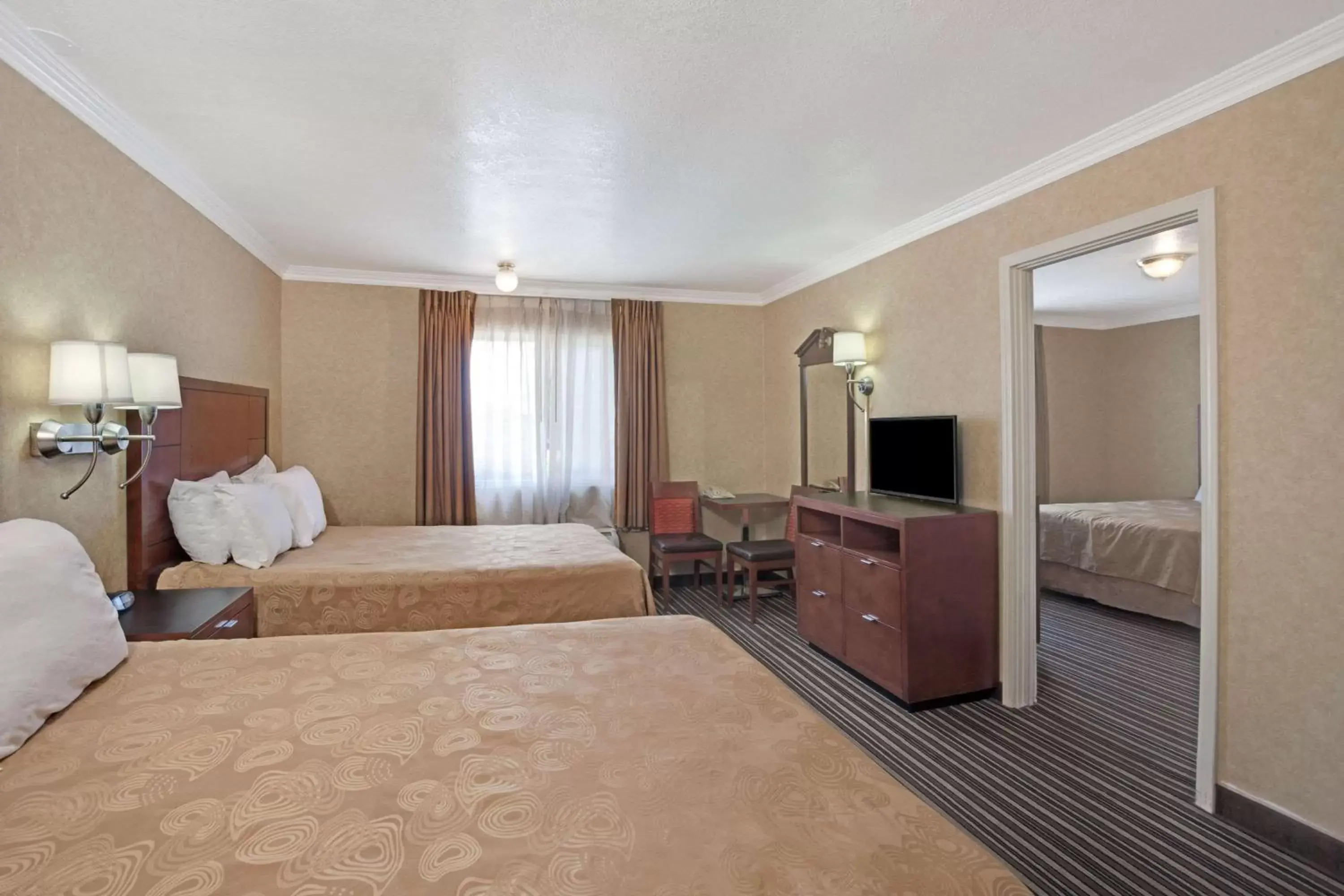 Photo of the whole room, Bed in Buena Park Inn