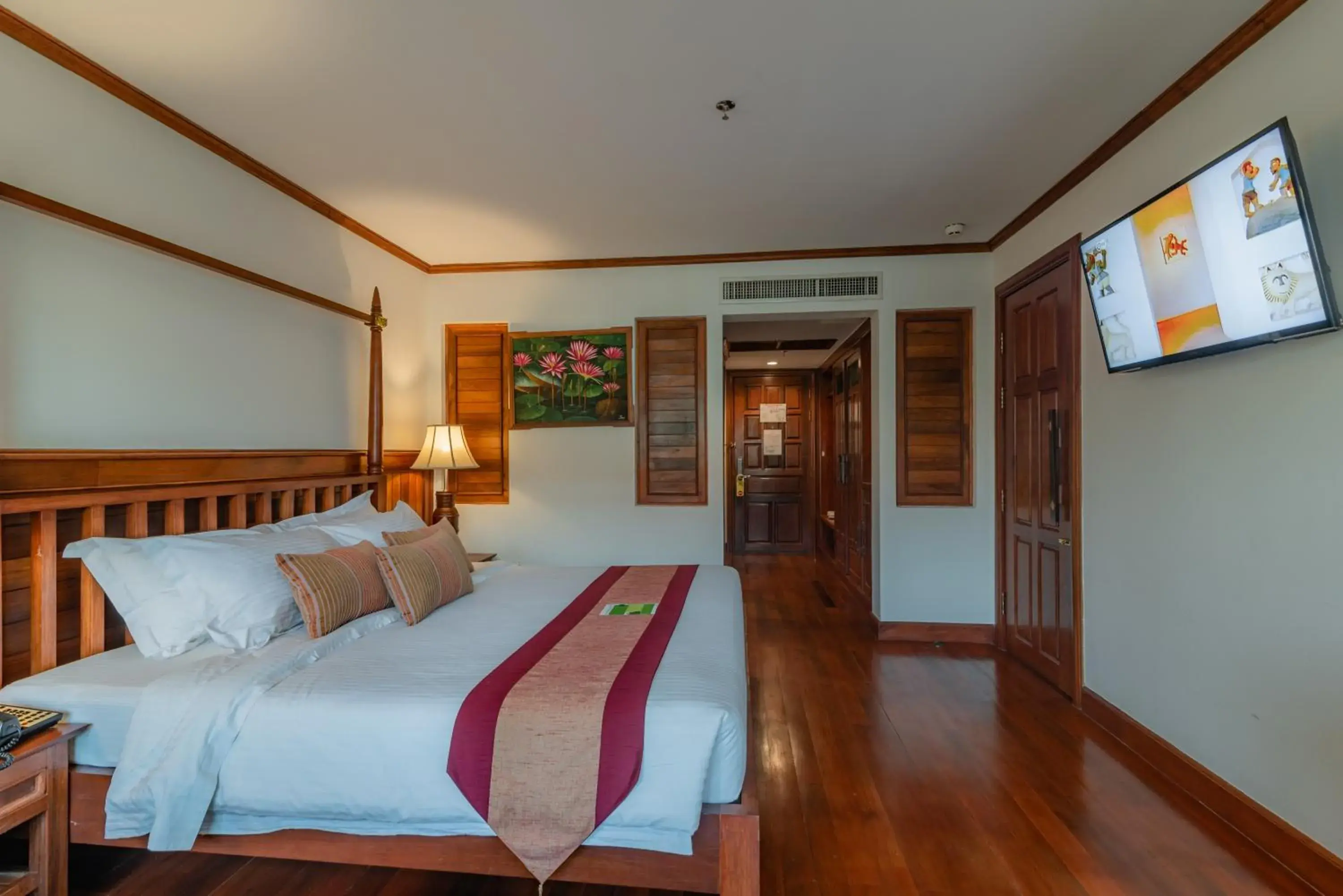 Bed in Empress Residence Resort and Spa